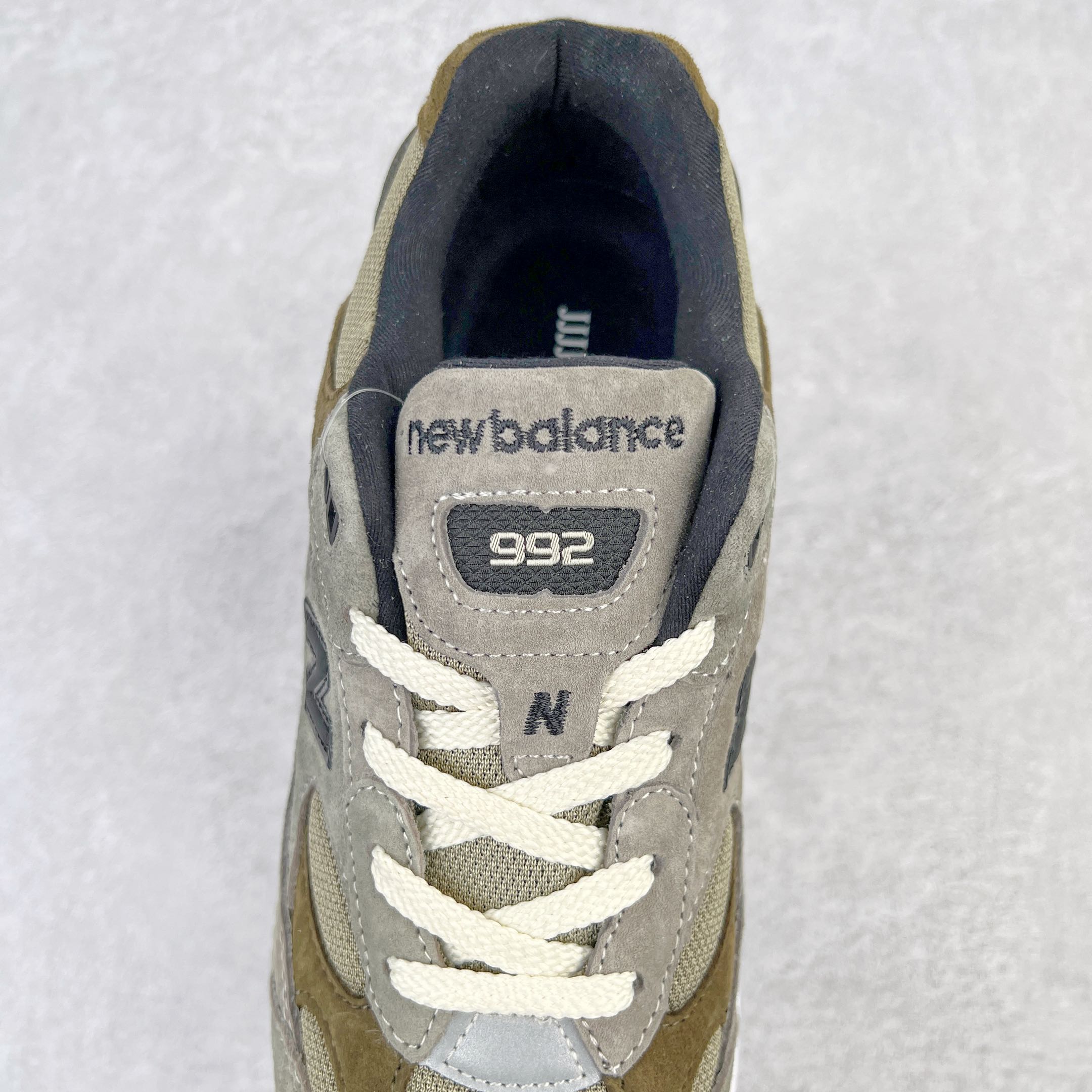 图片[5]-＃K版纯原 JJJJound x New Balance M992J2 新百伦NB992 联名总统复古慢跑鞋 灰棕 整双鞋在构色上使用多种不同饱和度的色彩拼接设计 再搭配上白色中底 丰富全鞋色彩层次材质方面 设计师在不同色彩区域 同样采用拼接方式将翻毛皮、麂皮、网眼等面料相结合 营造出高规格的质感的同时 也带来多层次视觉体验 细节方面 首先映入眼帘的便是鞋舌上醒目的 New Balance 992 标识 彰显鞋型款式 其次 在双脚外侧还再度出现 N 字 Logo 以及 992 型号 对其品牌身份以及型号加以强调 尺码：36 37 37.5 38 38.5 39 40 40.5 41.5 42 42.5 43 44 44.5 45-选品中心