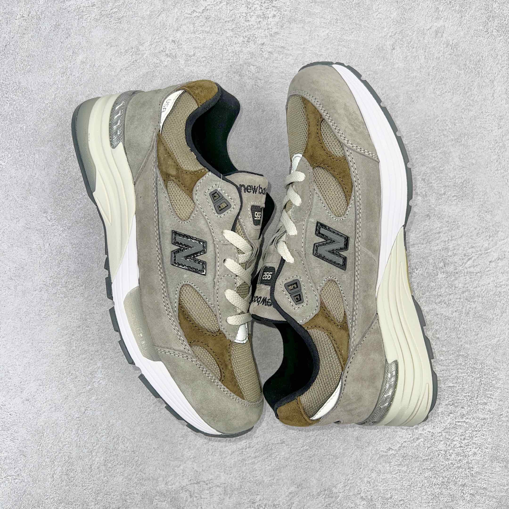 图片[3]-＃K版纯原 JJJJound x New Balance M992J2 新百伦NB992 联名总统复古慢跑鞋 灰棕 整双鞋在构色上使用多种不同饱和度的色彩拼接设计 再搭配上白色中底 丰富全鞋色彩层次材质方面 设计师在不同色彩区域 同样采用拼接方式将翻毛皮、麂皮、网眼等面料相结合 营造出高规格的质感的同时 也带来多层次视觉体验 细节方面 首先映入眼帘的便是鞋舌上醒目的 New Balance 992 标识 彰显鞋型款式 其次 在双脚外侧还再度出现 N 字 Logo 以及 992 型号 对其品牌身份以及型号加以强调 尺码：36 37 37.5 38 38.5 39 40 40.5 41.5 42 42.5 43 44 44.5 45-选品中心
