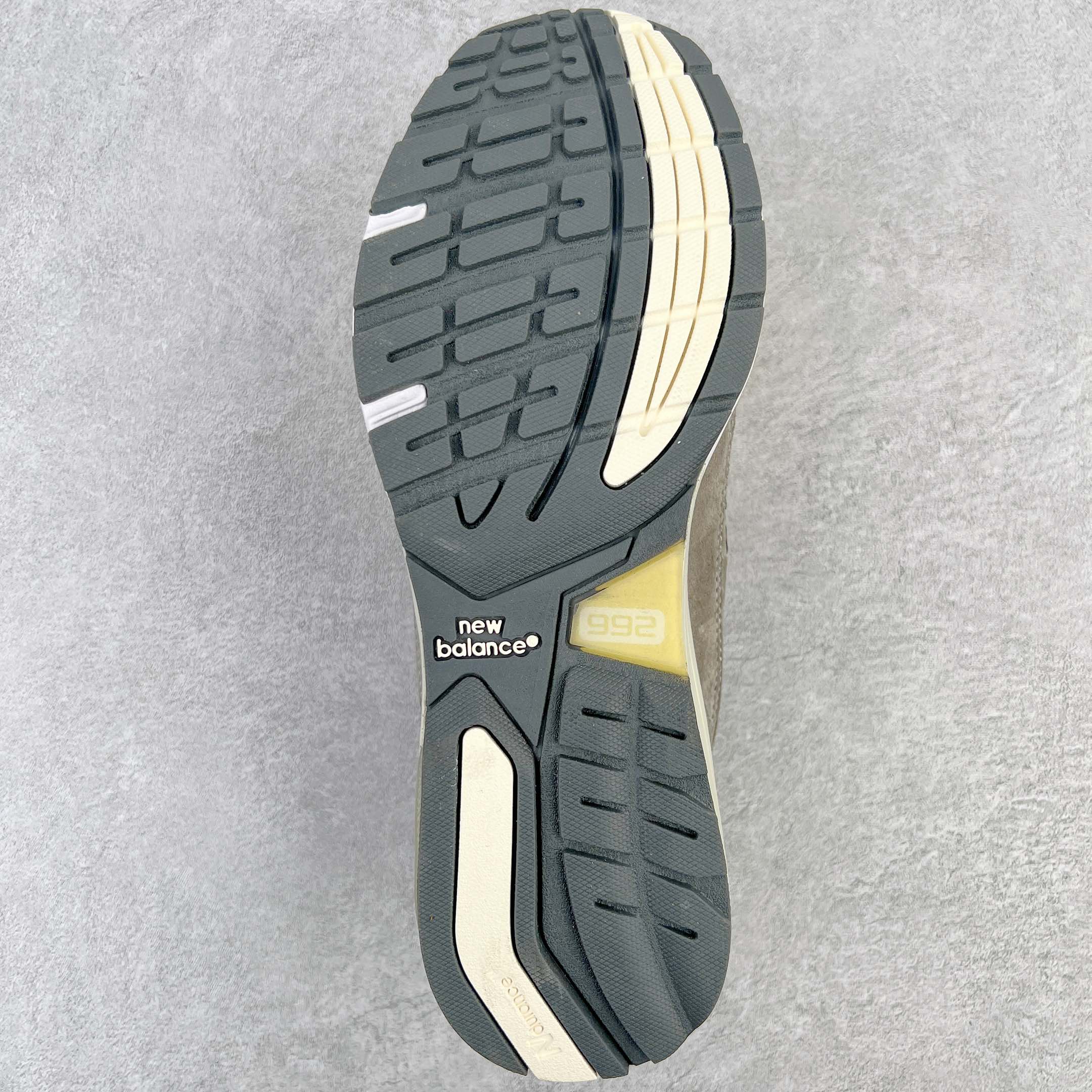 图片[9]-＃K版纯原 JJJJound x New Balance M992J2 新百伦NB992 联名总统复古慢跑鞋 灰棕 整双鞋在构色上使用多种不同饱和度的色彩拼接设计 再搭配上白色中底 丰富全鞋色彩层次材质方面 设计师在不同色彩区域 同样采用拼接方式将翻毛皮、麂皮、网眼等面料相结合 营造出高规格的质感的同时 也带来多层次视觉体验 细节方面 首先映入眼帘的便是鞋舌上醒目的 New Balance 992 标识 彰显鞋型款式 其次 在双脚外侧还再度出现 N 字 Logo 以及 992 型号 对其品牌身份以及型号加以强调 尺码：36 37 37.5 38 38.5 39 40 40.5 41.5 42 42.5 43 44 44.5 45-选品中心