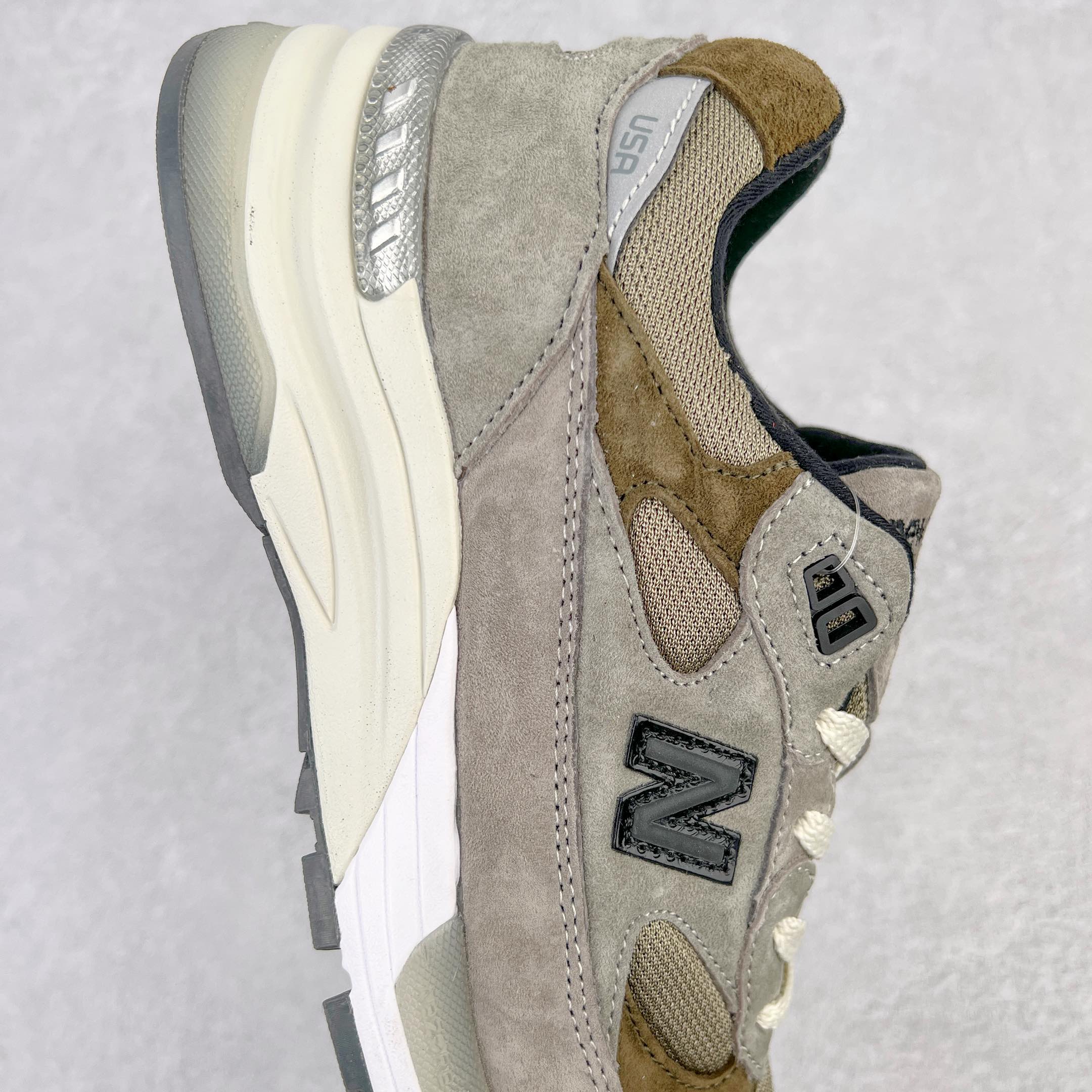 图片[6]-＃K版纯原 JJJJound x New Balance M992J2 新百伦NB992 联名总统复古慢跑鞋 灰棕 整双鞋在构色上使用多种不同饱和度的色彩拼接设计 再搭配上白色中底 丰富全鞋色彩层次材质方面 设计师在不同色彩区域 同样采用拼接方式将翻毛皮、麂皮、网眼等面料相结合 营造出高规格的质感的同时 也带来多层次视觉体验 细节方面 首先映入眼帘的便是鞋舌上醒目的 New Balance 992 标识 彰显鞋型款式 其次 在双脚外侧还再度出现 N 字 Logo 以及 992 型号 对其品牌身份以及型号加以强调 尺码：36 37 37.5 38 38.5 39 40 40.5 41.5 42 42.5 43 44 44.5 45-选品中心