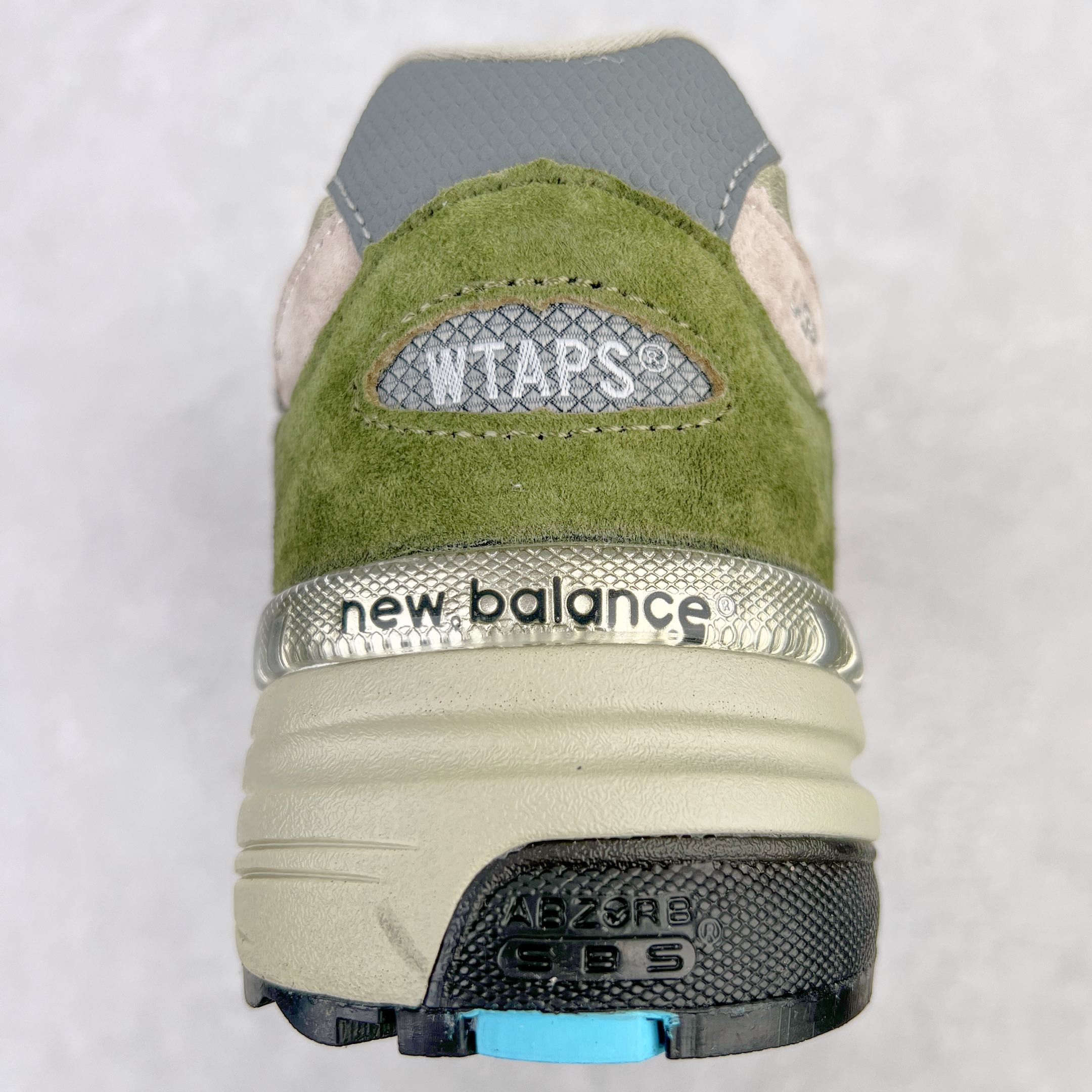 图片[8]-＃K版纯原 WTAPS x New Balance M992WT 新百伦NB992 联名总统复古慢跑鞋 灰绿 整双鞋在构色上使用多种不同饱和度的色彩拼接设计 再搭配上白色中底 丰富全鞋色彩层次材质方面 设计师在不同色彩区域 同样采用拼接方式将翻毛皮、麂皮、网眼等面料相结合 营造出高规格的质感的同时 也带来多层次视觉体验 细节方面 首先映入眼帘的便是鞋舌上醒目的 New Balance 992 标识 彰显鞋型款式 其次 在双脚外侧还再度出现 N 字 Logo 以及 992 型号 对其品牌身份以及型号加以强调 尺码：36 37 37.5 38 38.5 39 40 40.5 41.5 42 42.5 43 44 44.5 45-选品中心