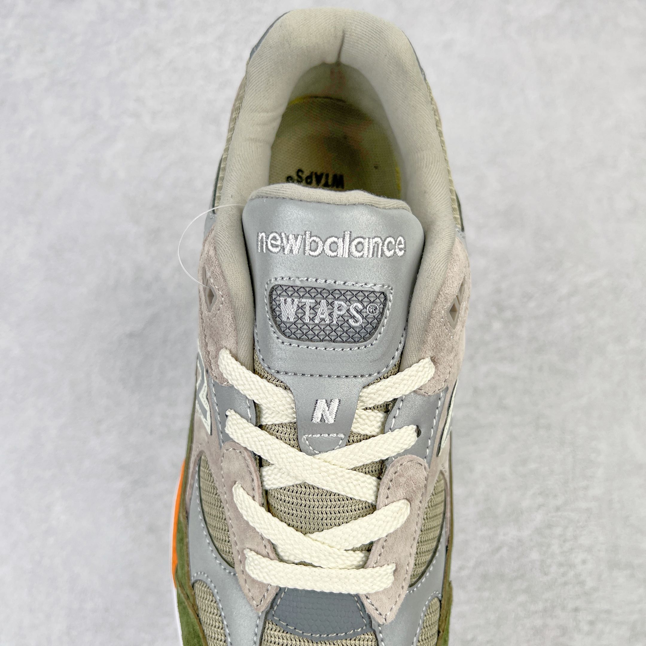 图片[5]-＃K版纯原 WTAPS x New Balance M992WT 新百伦NB992 联名总统复古慢跑鞋 灰绿 整双鞋在构色上使用多种不同饱和度的色彩拼接设计 再搭配上白色中底 丰富全鞋色彩层次材质方面 设计师在不同色彩区域 同样采用拼接方式将翻毛皮、麂皮、网眼等面料相结合 营造出高规格的质感的同时 也带来多层次视觉体验 细节方面 首先映入眼帘的便是鞋舌上醒目的 New Balance 992 标识 彰显鞋型款式 其次 在双脚外侧还再度出现 N 字 Logo 以及 992 型号 对其品牌身份以及型号加以强调 尺码：36 37 37.5 38 38.5 39 40 40.5 41.5 42 42.5 43 44 44.5 45-选品中心