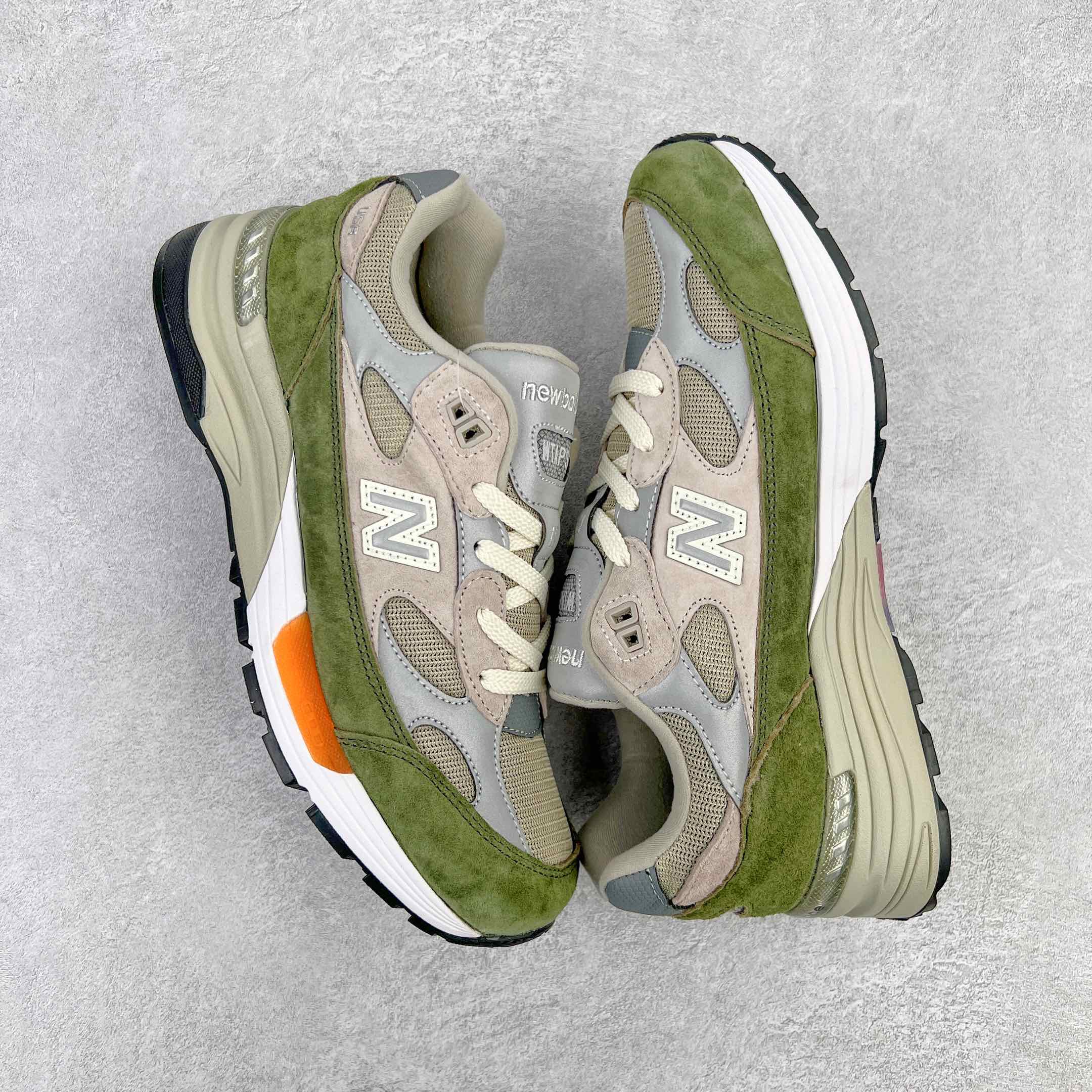 图片[3]-＃K版纯原 WTAPS x New Balance M992WT 新百伦NB992 联名总统复古慢跑鞋 灰绿 整双鞋在构色上使用多种不同饱和度的色彩拼接设计 再搭配上白色中底 丰富全鞋色彩层次材质方面 设计师在不同色彩区域 同样采用拼接方式将翻毛皮、麂皮、网眼等面料相结合 营造出高规格的质感的同时 也带来多层次视觉体验 细节方面 首先映入眼帘的便是鞋舌上醒目的 New Balance 992 标识 彰显鞋型款式 其次 在双脚外侧还再度出现 N 字 Logo 以及 992 型号 对其品牌身份以及型号加以强调 尺码：36 37 37.5 38 38.5 39 40 40.5 41.5 42 42.5 43 44 44.5 45-选品中心