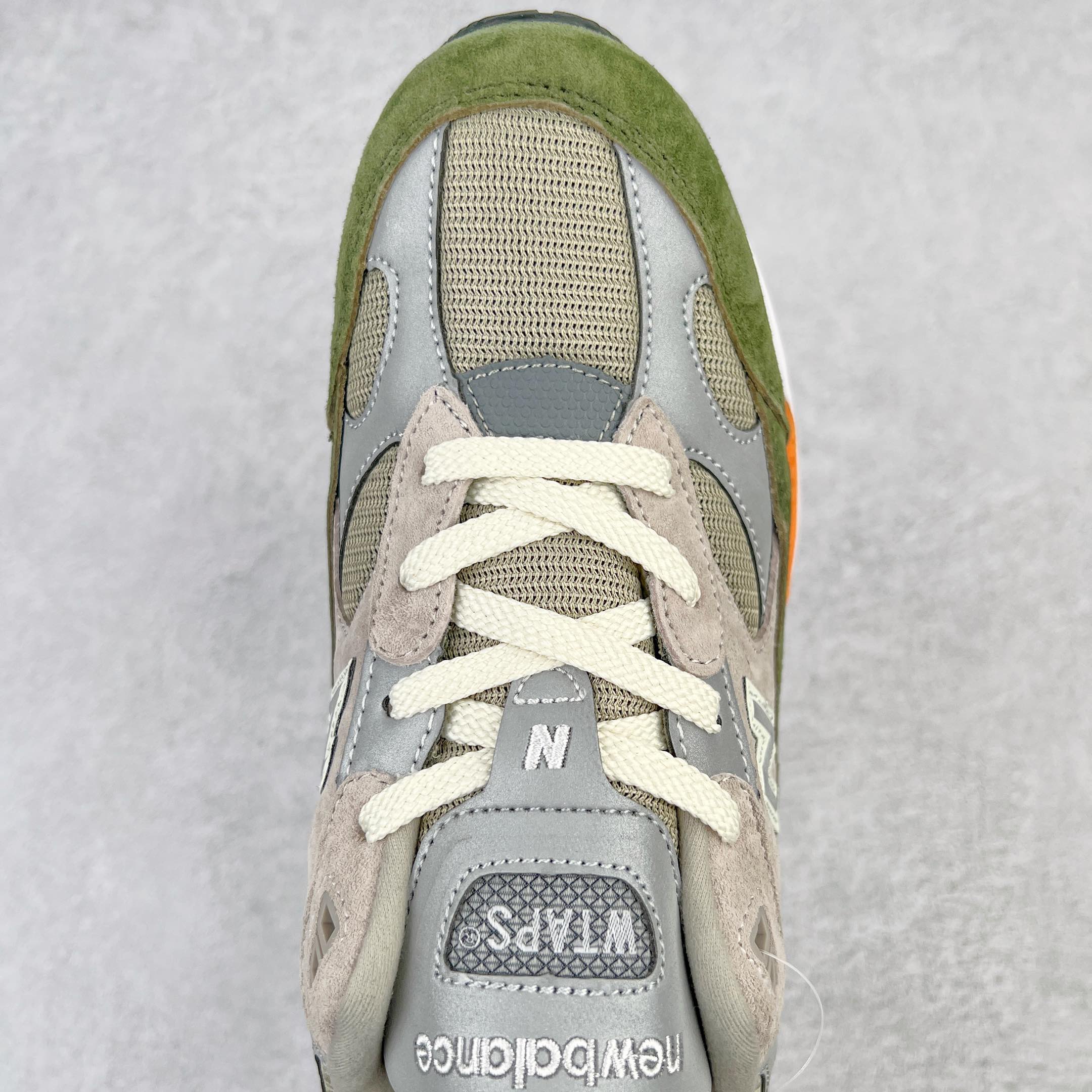 图片[4]-＃K版纯原 WTAPS x New Balance M992WT 新百伦NB992 联名总统复古慢跑鞋 灰绿 整双鞋在构色上使用多种不同饱和度的色彩拼接设计 再搭配上白色中底 丰富全鞋色彩层次材质方面 设计师在不同色彩区域 同样采用拼接方式将翻毛皮、麂皮、网眼等面料相结合 营造出高规格的质感的同时 也带来多层次视觉体验 细节方面 首先映入眼帘的便是鞋舌上醒目的 New Balance 992 标识 彰显鞋型款式 其次 在双脚外侧还再度出现 N 字 Logo 以及 992 型号 对其品牌身份以及型号加以强调 尺码：36 37 37.5 38 38.5 39 40 40.5 41.5 42 42.5 43 44 44.5 45-选品中心