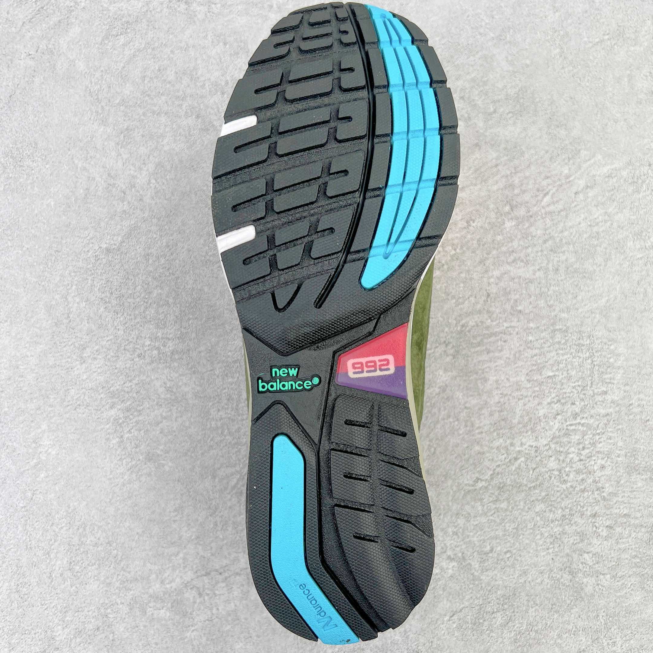 图片[9]-＃K版纯原 WTAPS x New Balance M992WT 新百伦NB992 联名总统复古慢跑鞋 灰绿 整双鞋在构色上使用多种不同饱和度的色彩拼接设计 再搭配上白色中底 丰富全鞋色彩层次材质方面 设计师在不同色彩区域 同样采用拼接方式将翻毛皮、麂皮、网眼等面料相结合 营造出高规格的质感的同时 也带来多层次视觉体验 细节方面 首先映入眼帘的便是鞋舌上醒目的 New Balance 992 标识 彰显鞋型款式 其次 在双脚外侧还再度出现 N 字 Logo 以及 992 型号 对其品牌身份以及型号加以强调 尺码：36 37 37.5 38 38.5 39 40 40.5 41.5 42 42.5 43 44 44.5 45-选品中心