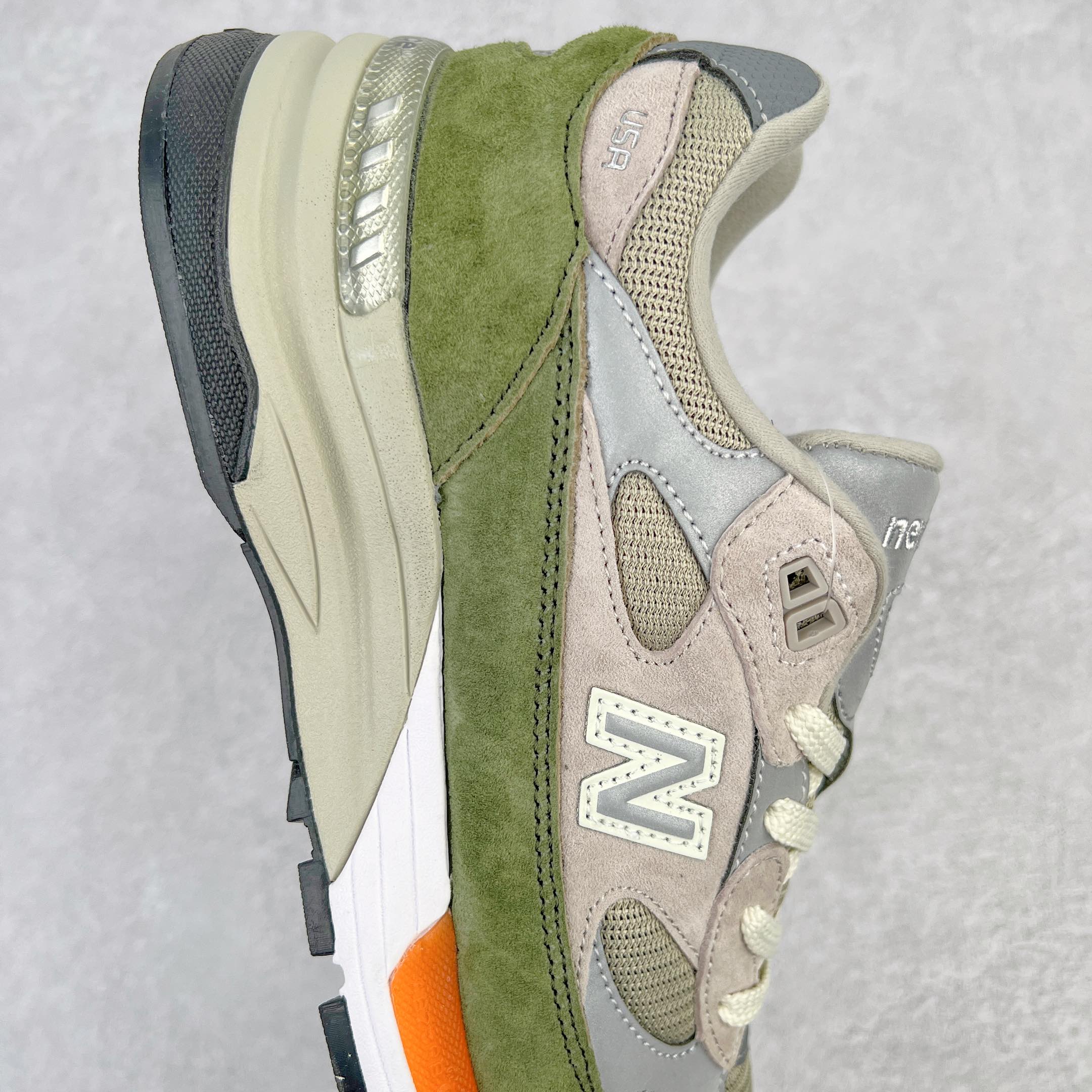 图片[6]-＃K版纯原 WTAPS x New Balance M992WT 新百伦NB992 联名总统复古慢跑鞋 灰绿 整双鞋在构色上使用多种不同饱和度的色彩拼接设计 再搭配上白色中底 丰富全鞋色彩层次材质方面 设计师在不同色彩区域 同样采用拼接方式将翻毛皮、麂皮、网眼等面料相结合 营造出高规格的质感的同时 也带来多层次视觉体验 细节方面 首先映入眼帘的便是鞋舌上醒目的 New Balance 992 标识 彰显鞋型款式 其次 在双脚外侧还再度出现 N 字 Logo 以及 992 型号 对其品牌身份以及型号加以强调 尺码：36 37 37.5 38 38.5 39 40 40.5 41.5 42 42.5 43 44 44.5 45-选品中心