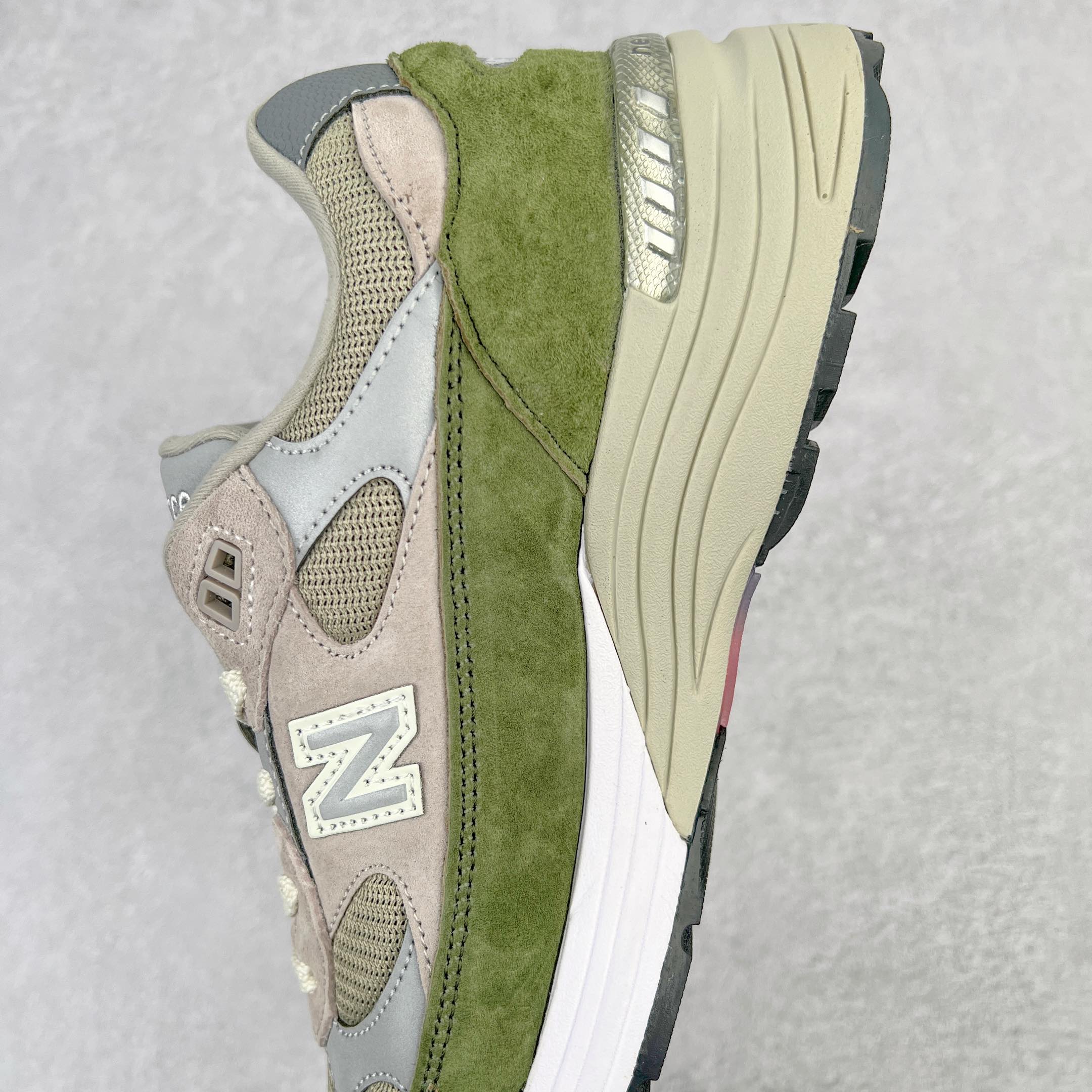 图片[7]-＃K版纯原 WTAPS x New Balance M992WT 新百伦NB992 联名总统复古慢跑鞋 灰绿 整双鞋在构色上使用多种不同饱和度的色彩拼接设计 再搭配上白色中底 丰富全鞋色彩层次材质方面 设计师在不同色彩区域 同样采用拼接方式将翻毛皮、麂皮、网眼等面料相结合 营造出高规格的质感的同时 也带来多层次视觉体验 细节方面 首先映入眼帘的便是鞋舌上醒目的 New Balance 992 标识 彰显鞋型款式 其次 在双脚外侧还再度出现 N 字 Logo 以及 992 型号 对其品牌身份以及型号加以强调 尺码：36 37 37.5 38 38.5 39 40 40.5 41.5 42 42.5 43 44 44.5 45-选品中心