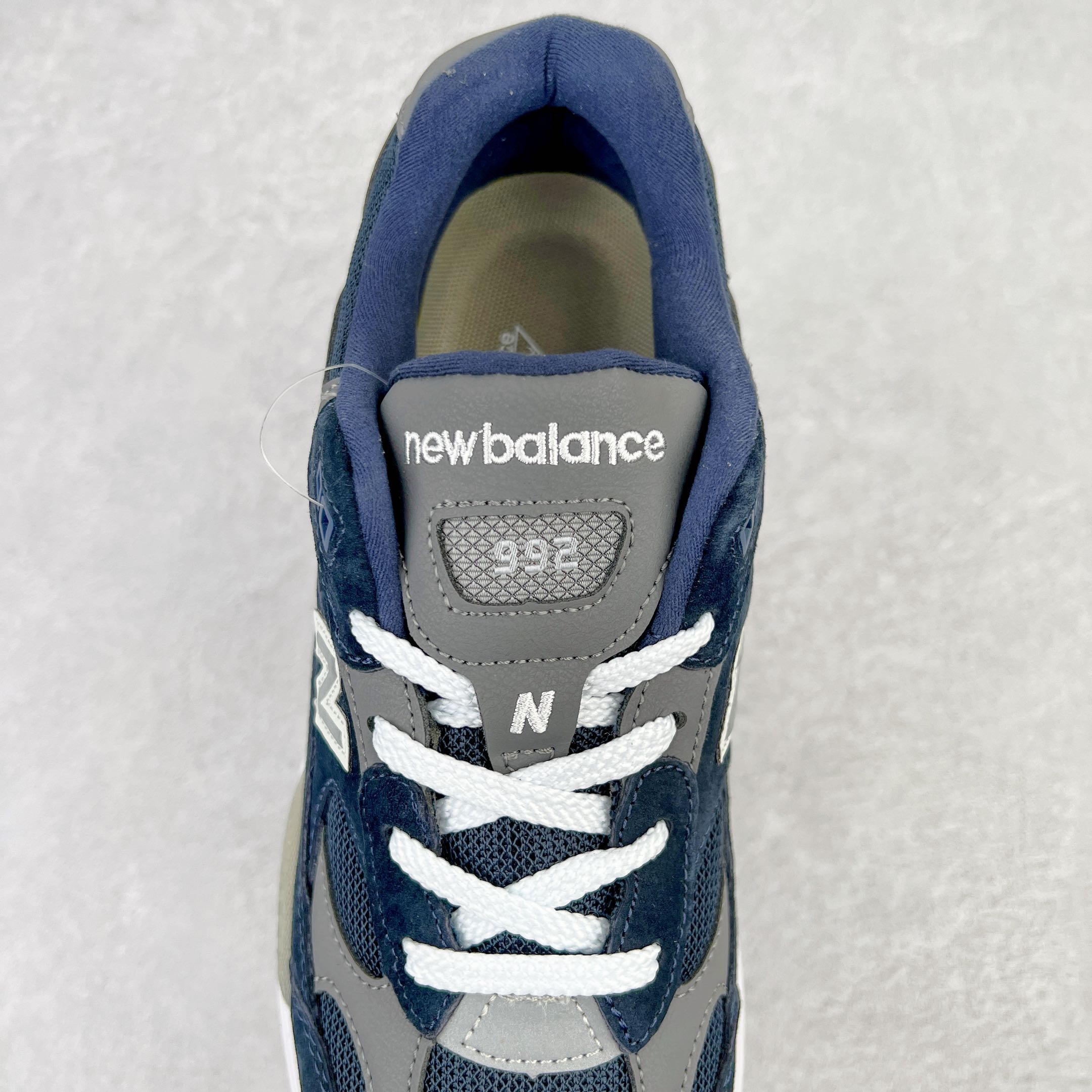 图片[5]-＃K版纯原 New Balance M992GG 新百伦NB992总统复古慢跑鞋 海军蓝 整双鞋在构色上使用多种不同饱和度的色彩拼接设计 再搭配上白色中底 丰富全鞋色彩层次材质方面 设计师在不同色彩区域 同样采用拼接方式将翻毛皮、麂皮、网眼等面料相结合 营造出高规格的质感的同时 也带来多层次视觉体验 细节方面 首先映入眼帘的便是鞋舌上醒目的 New Balance 992 标识 彰显鞋型款式 其次 在双脚外侧还再度出现 N 字 Logo 以及 992 型号 对其品牌身份以及型号加以强调 尺码：36 37 37.5 38 38.5 39 40 40.5 41.5 42 42.5 43 44 44.5 45-选品中心