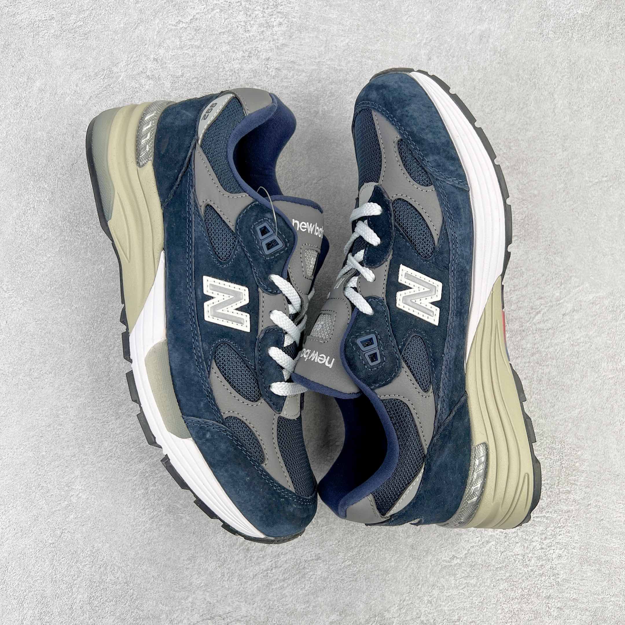 图片[3]-＃K版纯原 New Balance M992GG 新百伦NB992总统复古慢跑鞋 海军蓝 整双鞋在构色上使用多种不同饱和度的色彩拼接设计 再搭配上白色中底 丰富全鞋色彩层次材质方面 设计师在不同色彩区域 同样采用拼接方式将翻毛皮、麂皮、网眼等面料相结合 营造出高规格的质感的同时 也带来多层次视觉体验 细节方面 首先映入眼帘的便是鞋舌上醒目的 New Balance 992 标识 彰显鞋型款式 其次 在双脚外侧还再度出现 N 字 Logo 以及 992 型号 对其品牌身份以及型号加以强调 尺码：36 37 37.5 38 38.5 39 40 40.5 41.5 42 42.5 43 44 44.5 45-选品中心