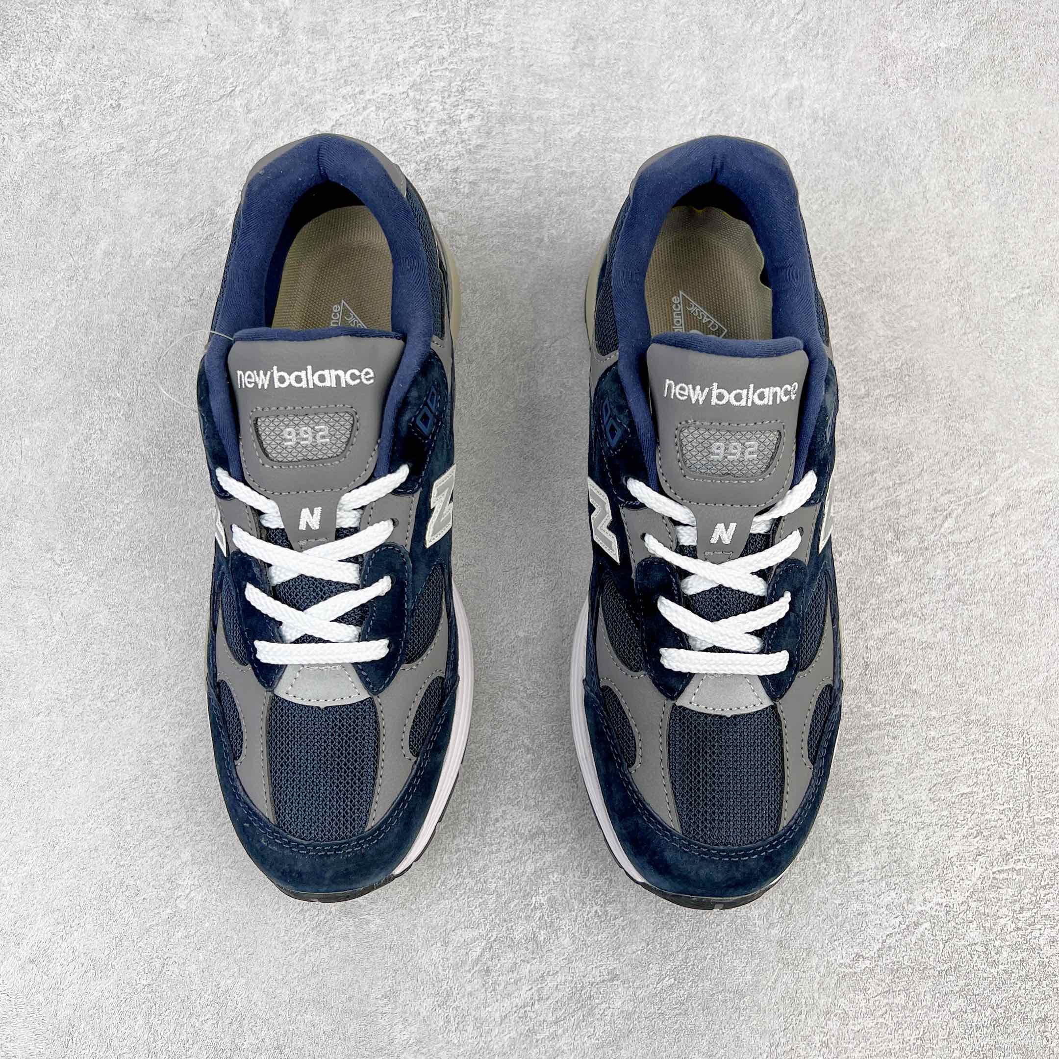 图片[2]-＃K版纯原 New Balance M992GG 新百伦NB992总统复古慢跑鞋 海军蓝 整双鞋在构色上使用多种不同饱和度的色彩拼接设计 再搭配上白色中底 丰富全鞋色彩层次材质方面 设计师在不同色彩区域 同样采用拼接方式将翻毛皮、麂皮、网眼等面料相结合 营造出高规格的质感的同时 也带来多层次视觉体验 细节方面 首先映入眼帘的便是鞋舌上醒目的 New Balance 992 标识 彰显鞋型款式 其次 在双脚外侧还再度出现 N 字 Logo 以及 992 型号 对其品牌身份以及型号加以强调 尺码：36 37 37.5 38 38.5 39 40 40.5 41.5 42 42.5 43 44 44.5 45-选品中心