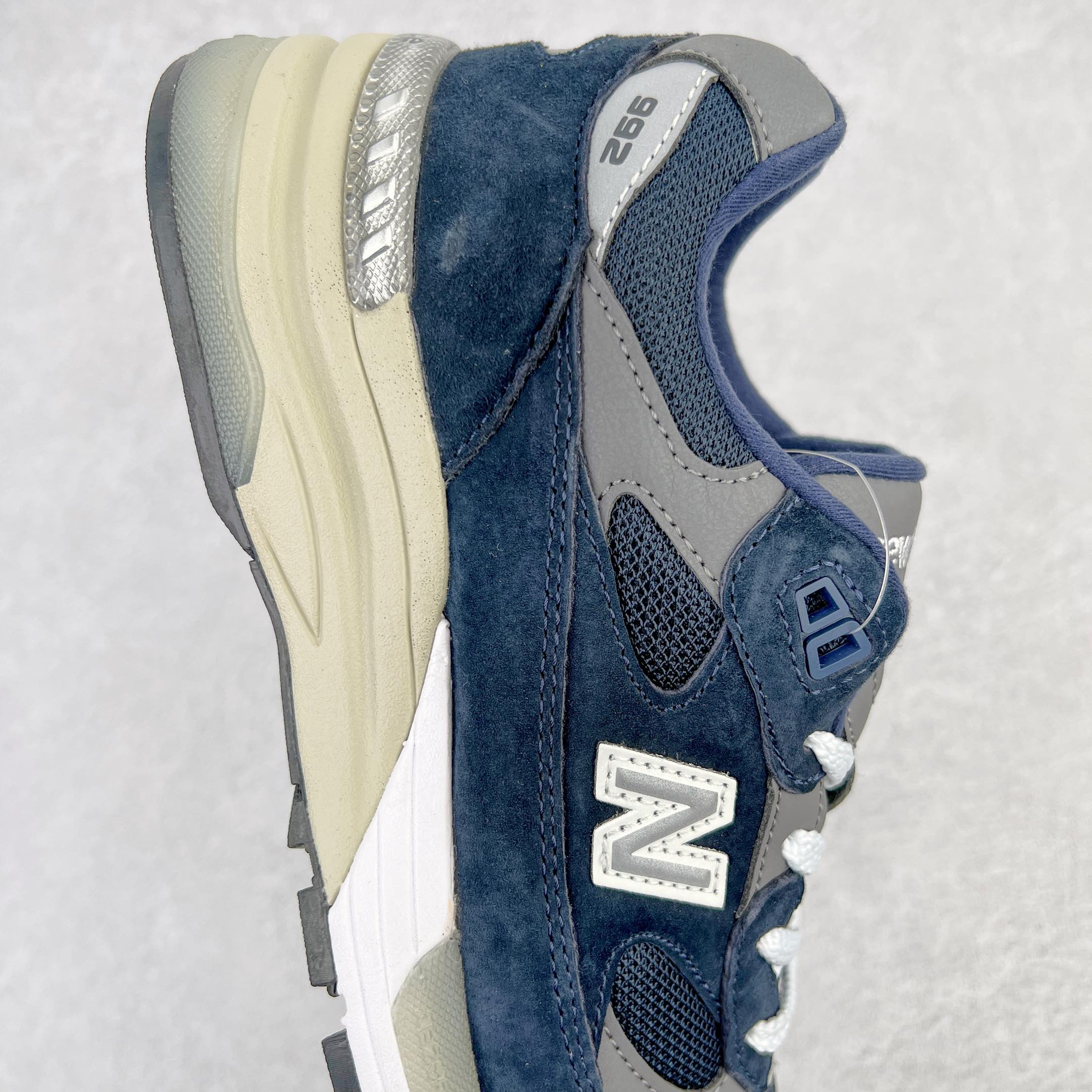 图片[6]-＃K版纯原 New Balance M992GG 新百伦NB992总统复古慢跑鞋 海军蓝 整双鞋在构色上使用多种不同饱和度的色彩拼接设计 再搭配上白色中底 丰富全鞋色彩层次材质方面 设计师在不同色彩区域 同样采用拼接方式将翻毛皮、麂皮、网眼等面料相结合 营造出高规格的质感的同时 也带来多层次视觉体验 细节方面 首先映入眼帘的便是鞋舌上醒目的 New Balance 992 标识 彰显鞋型款式 其次 在双脚外侧还再度出现 N 字 Logo 以及 992 型号 对其品牌身份以及型号加以强调 尺码：36 37 37.5 38 38.5 39 40 40.5 41.5 42 42.5 43 44 44.5 45-选品中心