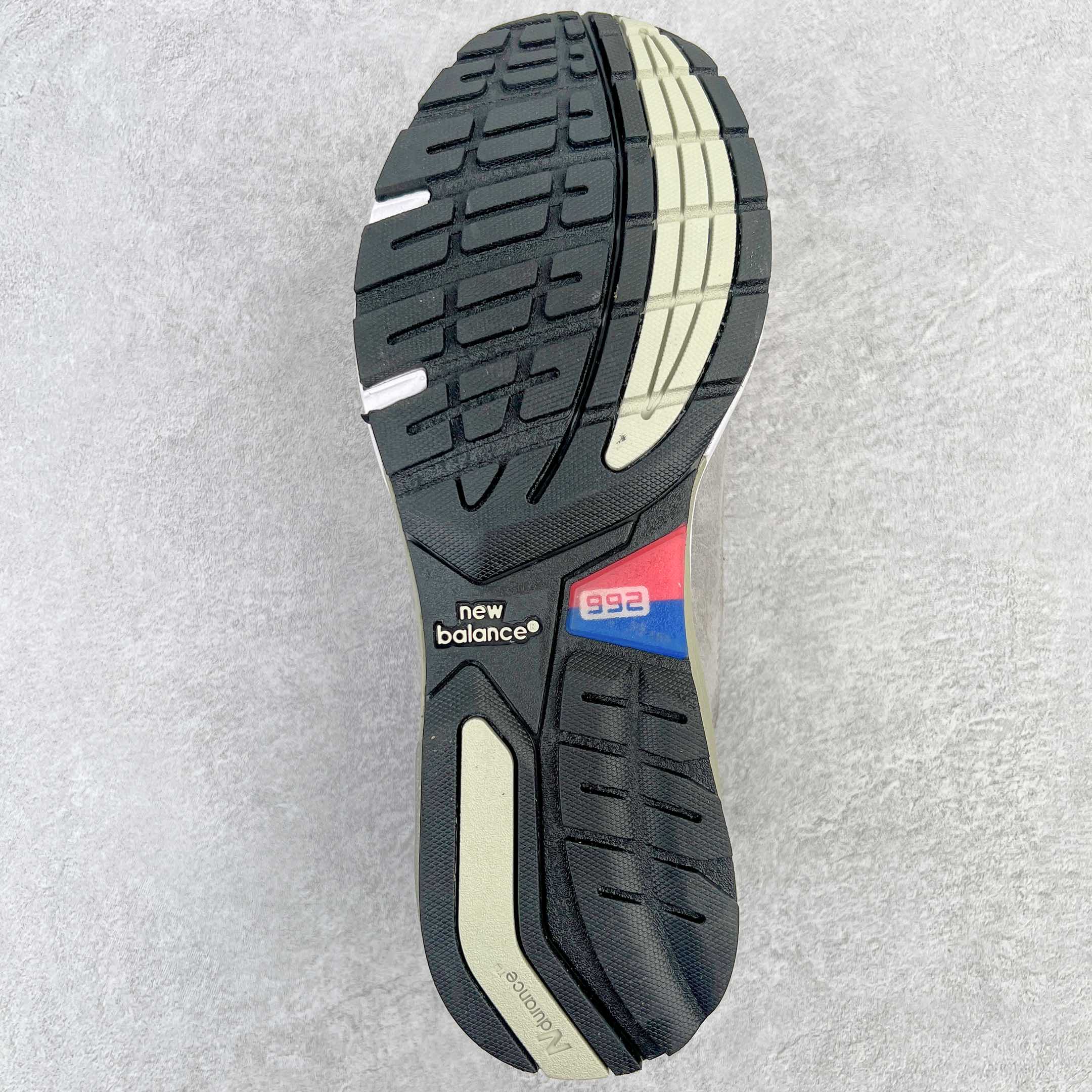 图片[9]-＃K版纯原 New Balance M992GG 新百伦NB992总统复古慢跑鞋 海军蓝 整双鞋在构色上使用多种不同饱和度的色彩拼接设计 再搭配上白色中底 丰富全鞋色彩层次材质方面 设计师在不同色彩区域 同样采用拼接方式将翻毛皮、麂皮、网眼等面料相结合 营造出高规格的质感的同时 也带来多层次视觉体验 细节方面 首先映入眼帘的便是鞋舌上醒目的 New Balance 992 标识 彰显鞋型款式 其次 在双脚外侧还再度出现 N 字 Logo 以及 992 型号 对其品牌身份以及型号加以强调 尺码：36 37 37.5 38 38.5 39 40 40.5 41.5 42 42.5 43 44 44.5 45-选品中心