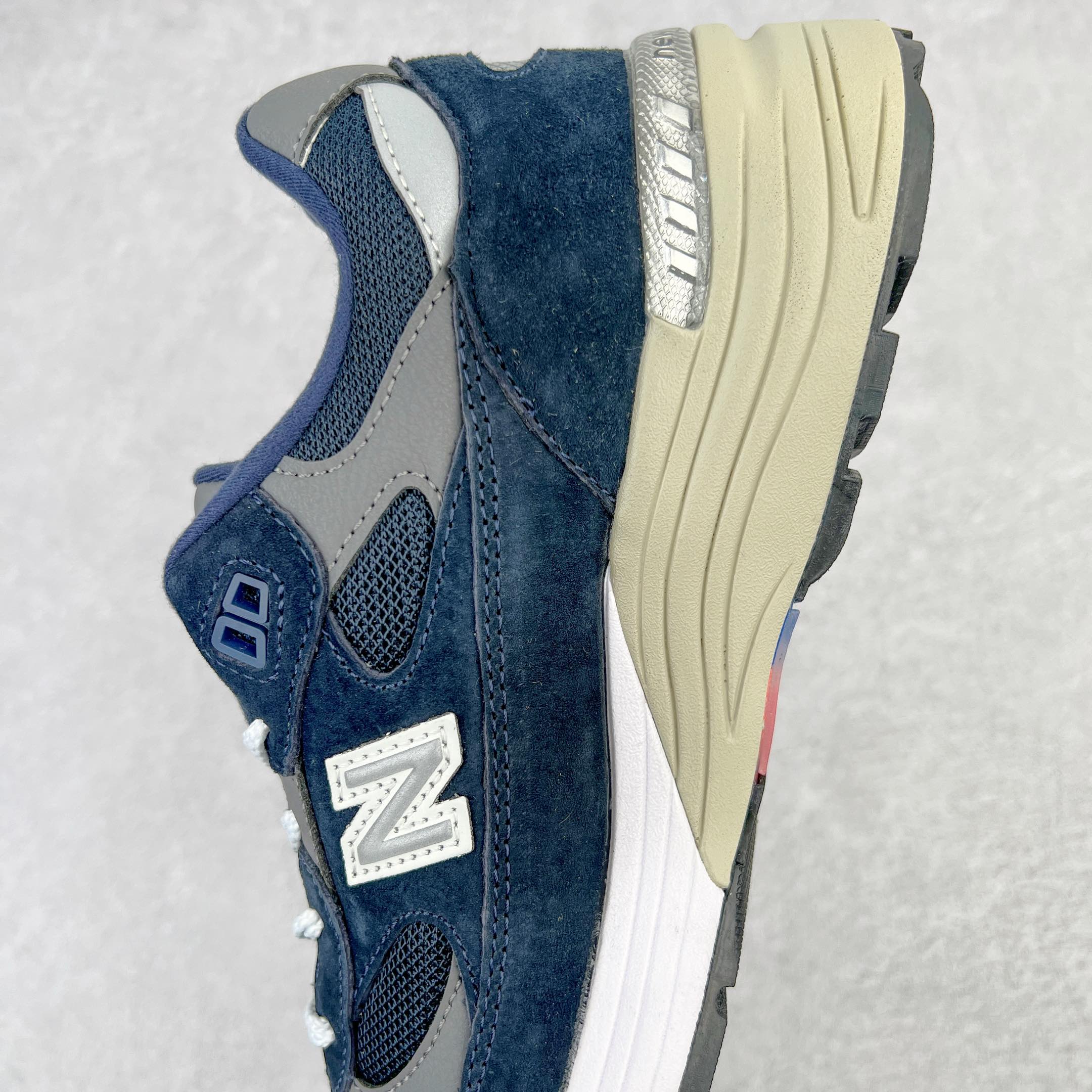 图片[7]-＃K版纯原 New Balance M992GG 新百伦NB992总统复古慢跑鞋 海军蓝 整双鞋在构色上使用多种不同饱和度的色彩拼接设计 再搭配上白色中底 丰富全鞋色彩层次材质方面 设计师在不同色彩区域 同样采用拼接方式将翻毛皮、麂皮、网眼等面料相结合 营造出高规格的质感的同时 也带来多层次视觉体验 细节方面 首先映入眼帘的便是鞋舌上醒目的 New Balance 992 标识 彰显鞋型款式 其次 在双脚外侧还再度出现 N 字 Logo 以及 992 型号 对其品牌身份以及型号加以强调 尺码：36 37 37.5 38 38.5 39 40 40.5 41.5 42 42.5 43 44 44.5 45-选品中心