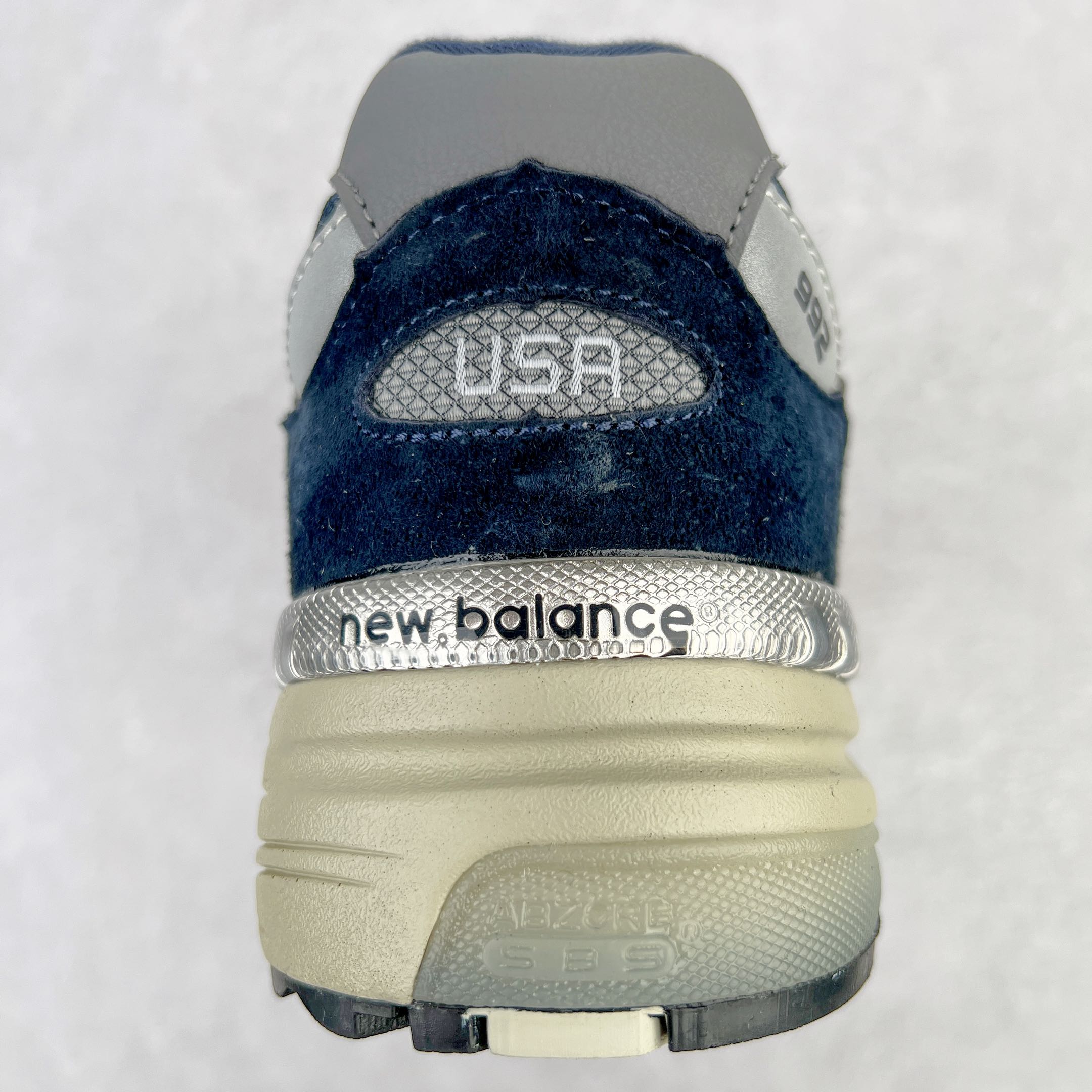 图片[8]-＃K版纯原 New Balance M992GG 新百伦NB992总统复古慢跑鞋 海军蓝 整双鞋在构色上使用多种不同饱和度的色彩拼接设计 再搭配上白色中底 丰富全鞋色彩层次材质方面 设计师在不同色彩区域 同样采用拼接方式将翻毛皮、麂皮、网眼等面料相结合 营造出高规格的质感的同时 也带来多层次视觉体验 细节方面 首先映入眼帘的便是鞋舌上醒目的 New Balance 992 标识 彰显鞋型款式 其次 在双脚外侧还再度出现 N 字 Logo 以及 992 型号 对其品牌身份以及型号加以强调 尺码：36 37 37.5 38 38.5 39 40 40.5 41.5 42 42.5 43 44 44.5 45-选品中心