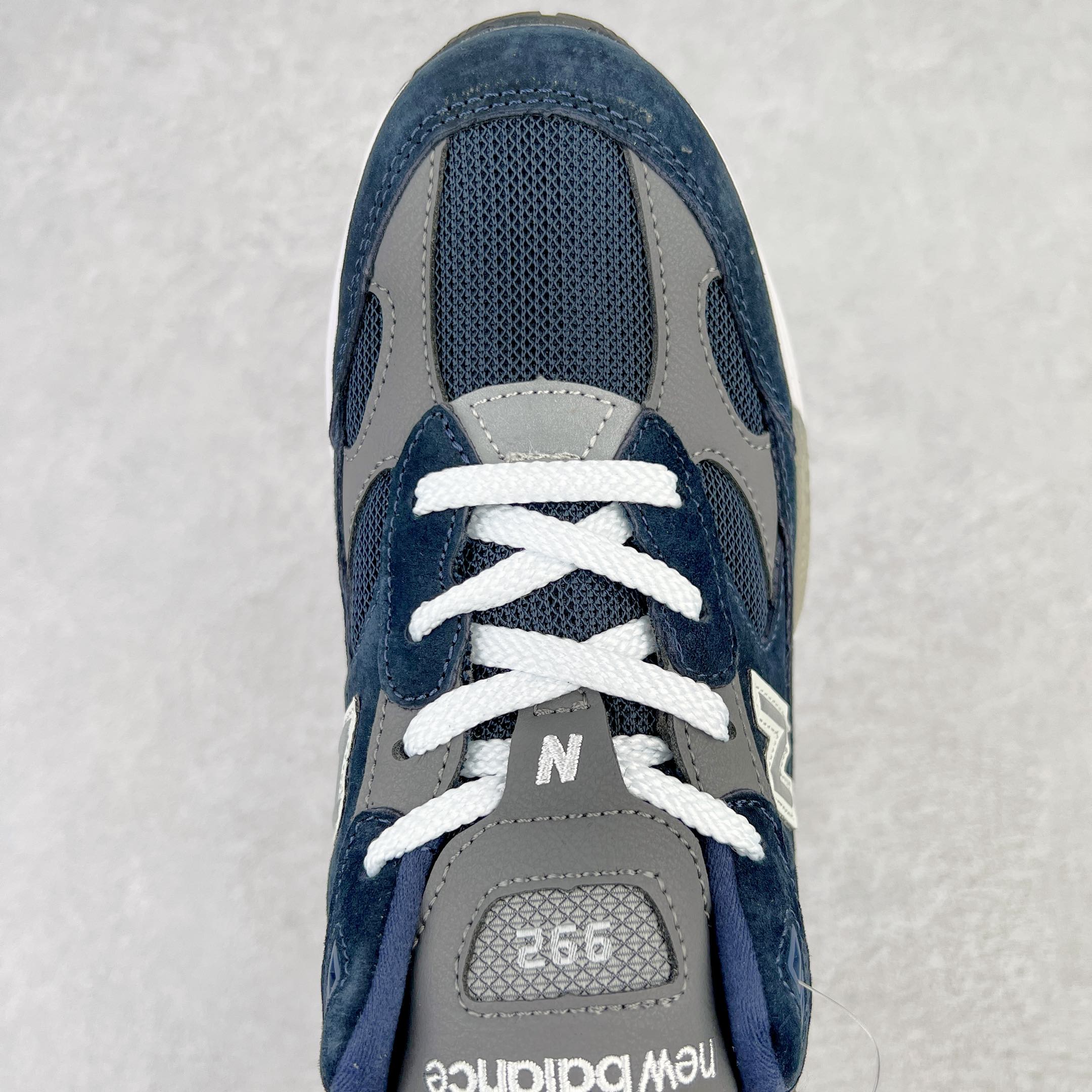 图片[4]-＃K版纯原 New Balance M992GG 新百伦NB992总统复古慢跑鞋 海军蓝 整双鞋在构色上使用多种不同饱和度的色彩拼接设计 再搭配上白色中底 丰富全鞋色彩层次材质方面 设计师在不同色彩区域 同样采用拼接方式将翻毛皮、麂皮、网眼等面料相结合 营造出高规格的质感的同时 也带来多层次视觉体验 细节方面 首先映入眼帘的便是鞋舌上醒目的 New Balance 992 标识 彰显鞋型款式 其次 在双脚外侧还再度出现 N 字 Logo 以及 992 型号 对其品牌身份以及型号加以强调 尺码：36 37 37.5 38 38.5 39 40 40.5 41.5 42 42.5 43 44 44.5 45-选品中心
