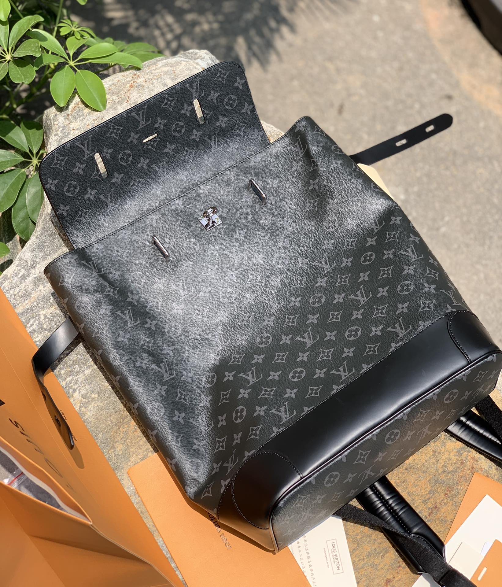 🌼 m44052尺寸32 x 45 x 16 CM海外原厂渠道货！双肩包是男孩子日常出街的必备神器！一款