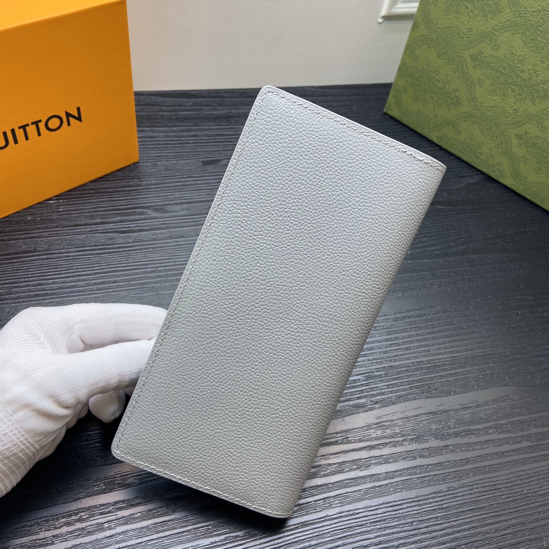 Italian leather bi-fold wallet handcrafted details