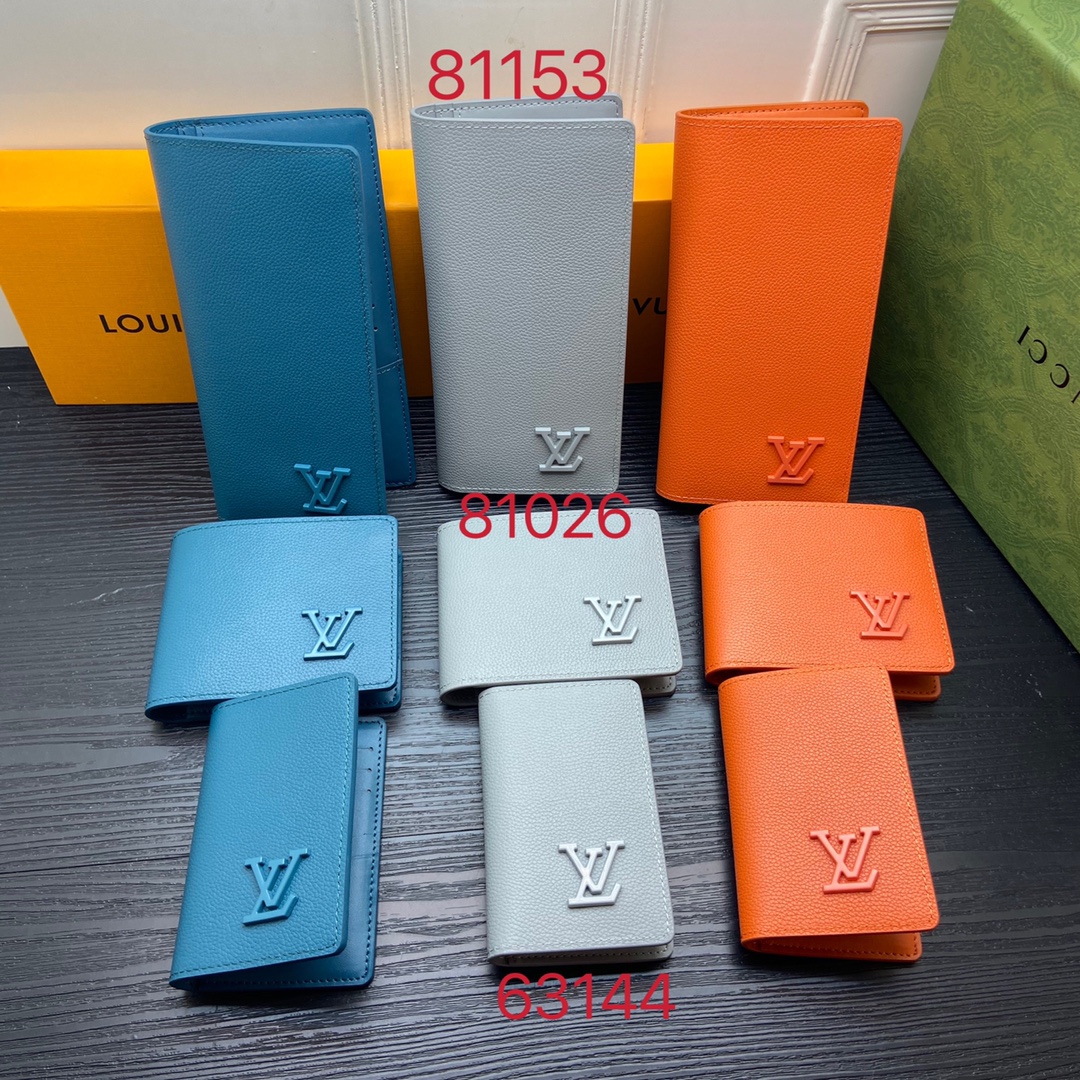 Italian leather bi-fold wallet gift packaging