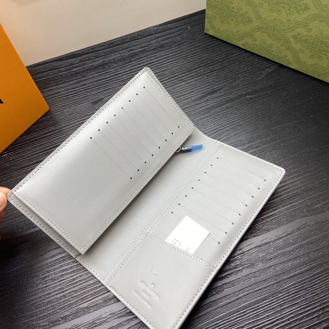 Italian leather bi-fold wallet money compartment