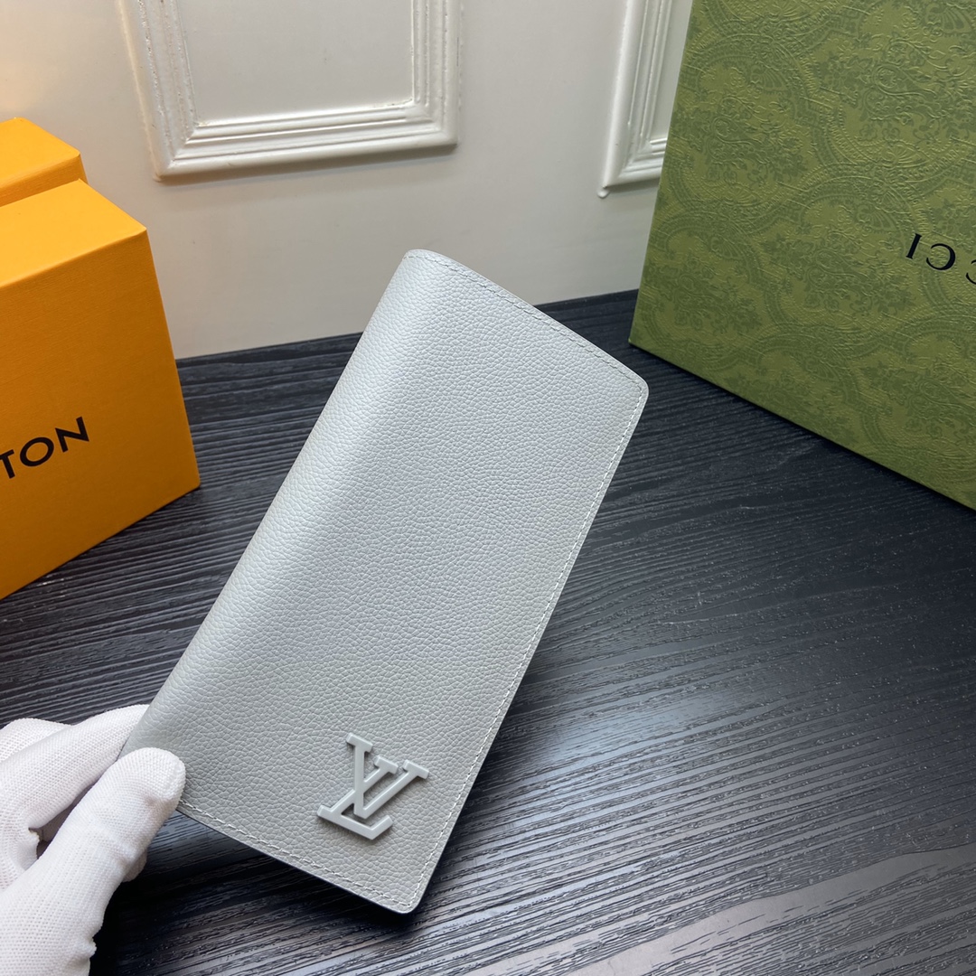 Italian leather bi-fold wallet texture