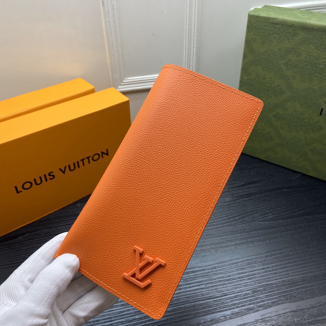 Slim leather minimalist wallet texture