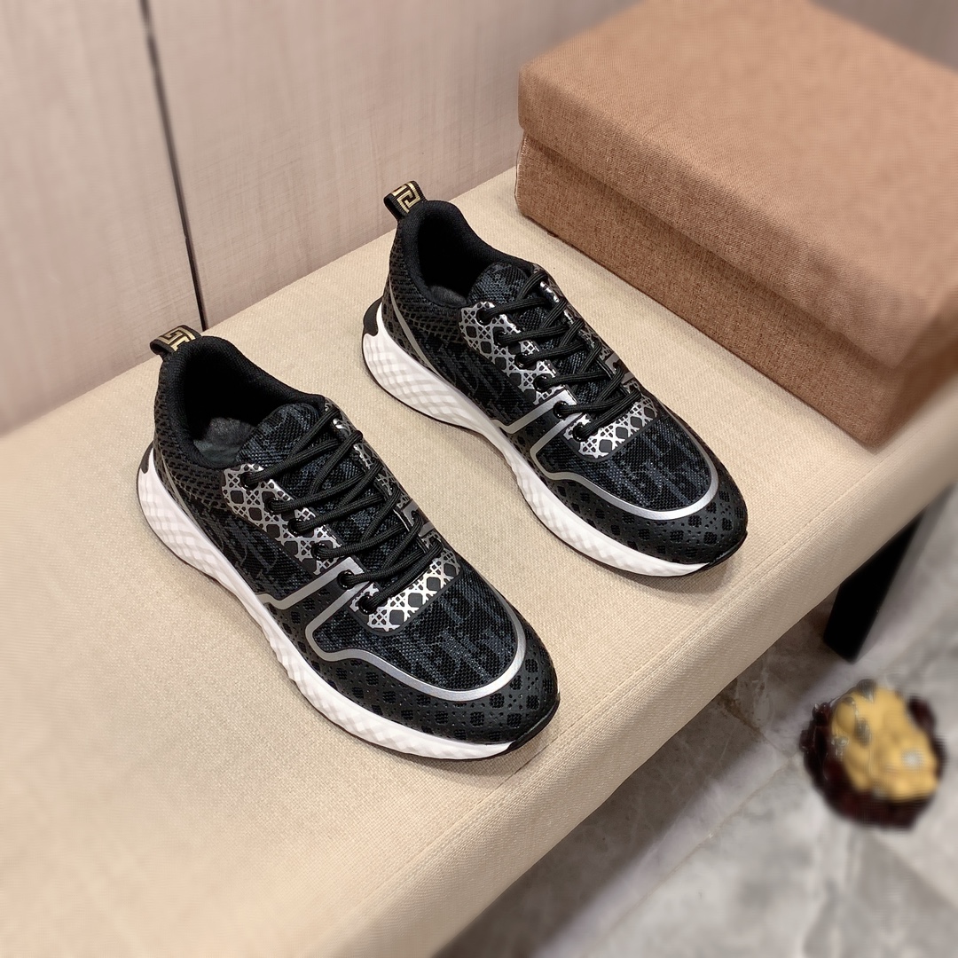 I5     迪奥* 最新•爆款休闲鞋， ]奢侈～代购，顶级～质量。专柜同卖产品[强]鞋面選用进口透气织网搭配材质➕透气运动内里•精细做工。原版个性时尚柔软橡膠耐磨防滑大底，上脚轻巧舒适，实物拍摄🎬實物更好看，103广州码: 38-44。长期有货，黑色