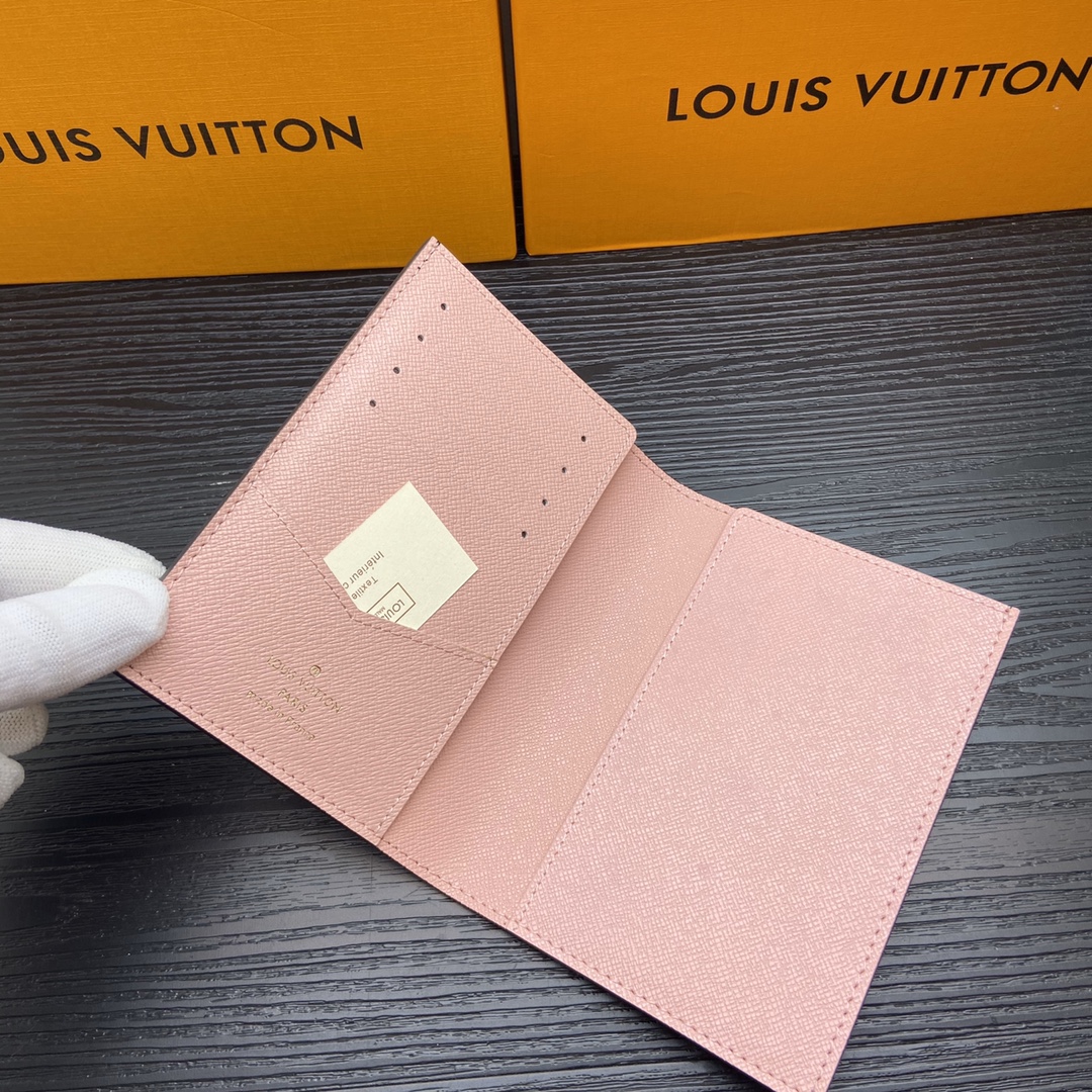 Passport holder with gift packaging.