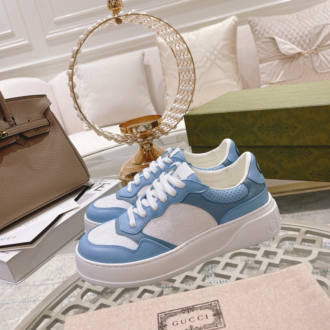 NO:173544,Men's 310.GUCC·Gucci Ss new series sports shoes, thick-soled white shoes casual board shoes, GG couples white shoes counter synchronous style, catwalk style stars, internet celebrities, live broadcasts, etc. must plant grass and call. The style design is light luxury retro, thick sole heightened, similar to the upgraded version of classic white shoes. The top version upper original custom calfskin fabric is matched with GUCC classic presbyopia webbing, perforation, embossing craftsmanship, inner cowhide, foot pad cowhide, comfortable and soft feet!  Original replica 11 mold opening IP light material bottom, 4cm heightened thick bottom!  Size number for women 35-40 men 39-45 Packaging counter aviation packaging, casual shoes/sports shoes, gucci, gucci, sneakers, cowhide19860909男310.GUCC·古驰 ss新款 系列运动鞋厚底小白鞋休闲板鞋 GG情侣款小白鞋专柜同步款,走秀款明星、网红、直播等必定种草打call 款式设计轻奢复古,厚底增高,相似于经典小白鞋的升级版 最顶级版本鞋面原版定制小牛皮面料,搭配GUCC经典老花布织带、穿孔、压纹工艺,内里牛皮,垫脚牛皮,脚感舒适柔软！原版复刻11开模IP轻料底,4cm增高厚底！ 码数女35-40男39-45 包装专柜航空包装,休闲鞋/运动鞋,gucci,gucci,sneakers,cowhide,Women's Shoes