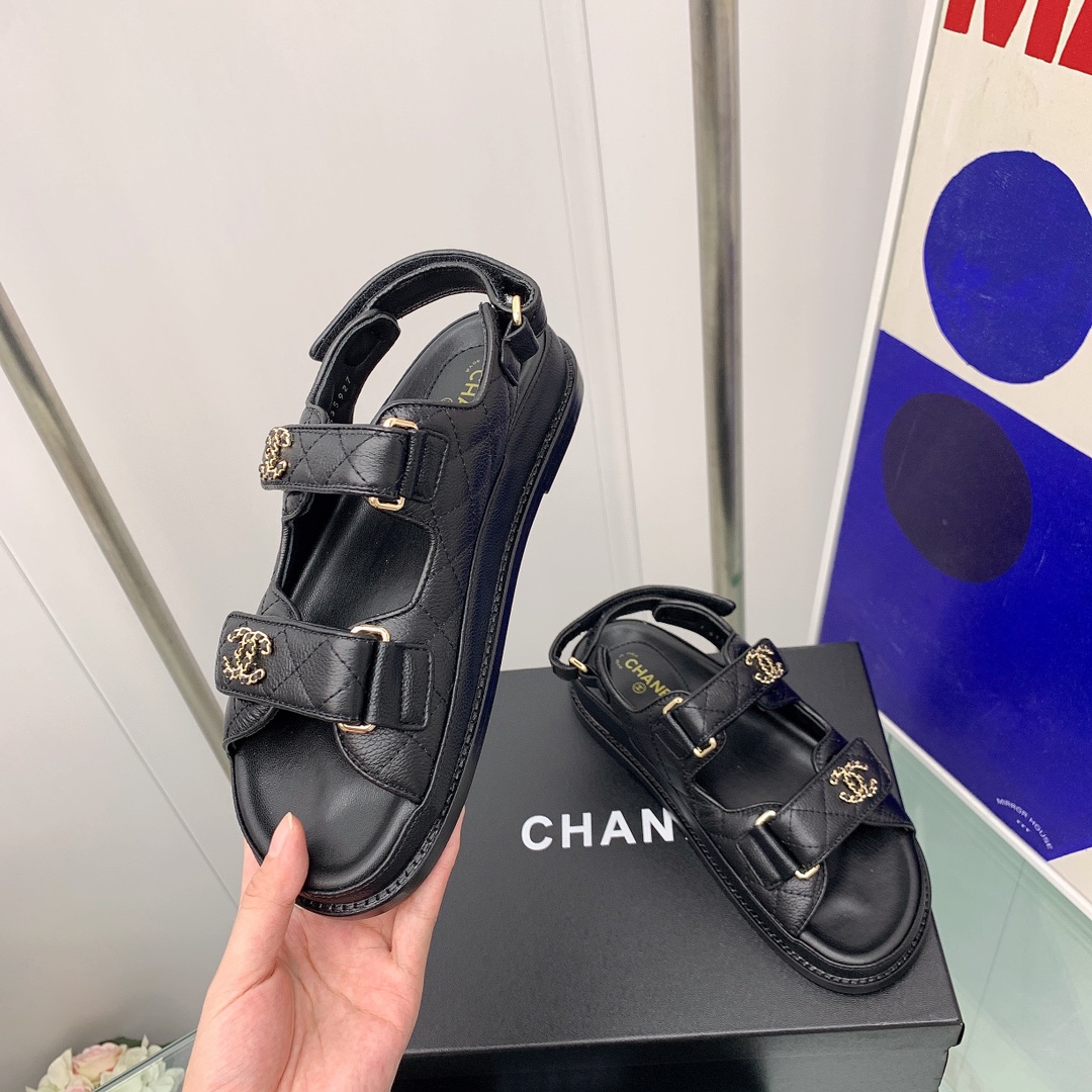 💰💰210💰💰女鞋 女装 女鞋 女装     C家小香2023新款魔术贴沙滩鞋
最新出的树脂五金扣 铤条扣款新色系 整个鞋的所有材质都根据原版定制！注重品质 市面最高版本 今年最火爆的沙滩凉鞋 高档清凉百搭 
✔️鞋面：进口牛皮荔枝纹/绸缎面！
✔️内里：进口羊皮！
✔️大底：意大利加厚真皮大底（3厘厚）
✔️码数：35-40（41 42订做不退换）