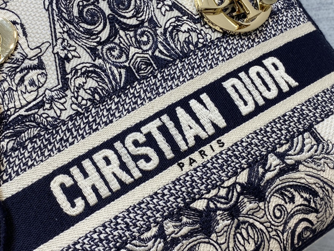 迪奥Dior顶级进口原厂刺绣戴妃包现货️Lady最新圣诞限量系列仙气满满的经典的图形刺绣精湛的工艺完美的