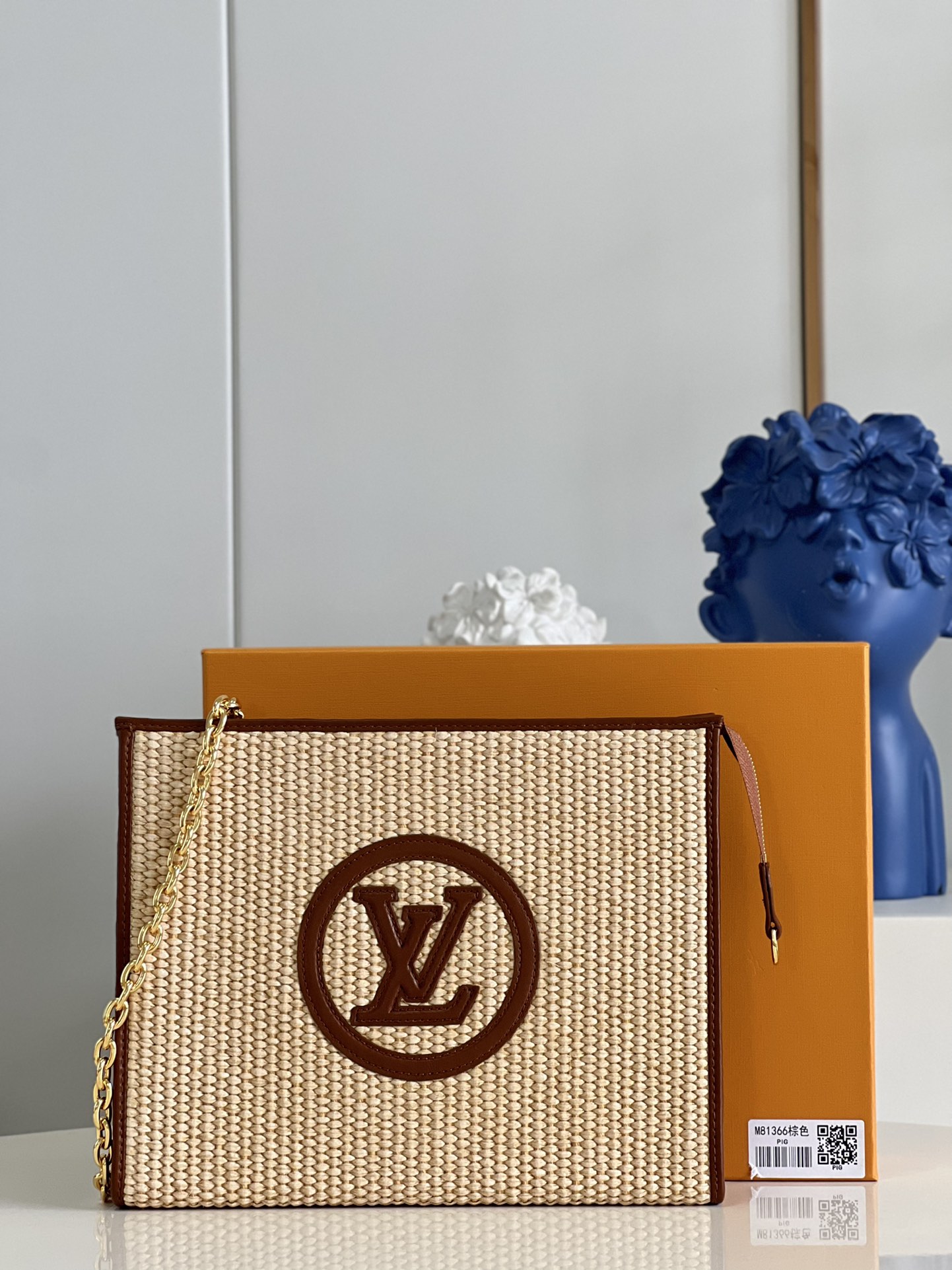NO:398736,【Exclusive Real Photo M81366 Brown】The toiletries bag on the chain is made of natural raffia with black leather and the LV Circle logo on the sides. The model was inspired by the cosmetics bag created in 1901, which Louis Vuitton also used as a clutch. This rework design has a removable gold chain for carrying on the hand or shoulder. Size 9.8 x 7.9 x 2.2cm A., LV [original leather], louis vuitton, louis vuitton19860909【独家实拍M81366棕】链条上的洗漱用品袋由天然拉菲草制成,侧面饰有黑色皮革和LV Circle徽标.该型号的灵感来自1901年创建的化妆品化妆袋,路易威登的客户也将其用作离合器.这种返工设计有一个可拆卸的金色链条,用于手提或肩部携带.尺寸9.8 x 7.9 x 2.2cm A.,LV【原厂皮】,louis vuitton,louis vuitton,Bag