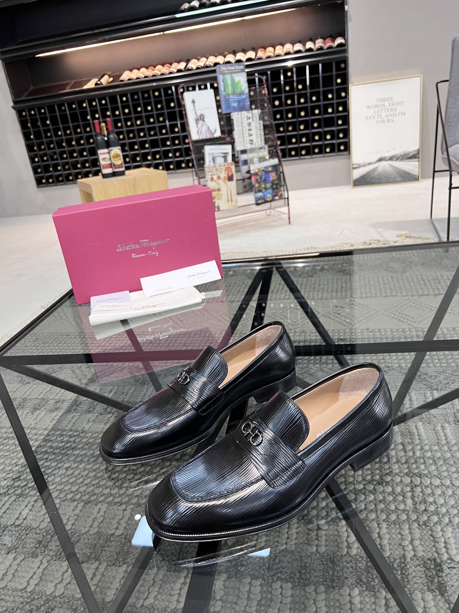 NO:349379,F Top Purchase Philippine Men's God's genuine leather big sole leather shoes counters are available at the same time. Original configuration is imported from Italy, imported side beads, fully imported water dyed leather lining pads, original sole special supply original sole is super comfortable, original order goods, high quality, can enter and exit the counter at will, welcome to compare the counter synchronous number, 39-44 (can be ordered 38 45),,Leather soles19860909F 顶级代购 菲 男神真皮大底皮鞋专柜同步发售原厂配置,意大利进口开边珠 皮,全进口水染 皮里垫,鞋底原厂特供原版底超级舒适,原厂跟单货 高品质,可随意进出专柜,欢迎对比专柜同步,码数39-44（可订38 45）,,Leather soles,Men's shoes