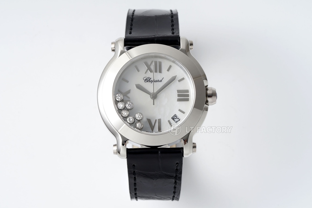 NO:393476,Real diamond version LFactory Chopard HaySort series watches - Agile diamonds create extraordinary size 36mm The sliding diamond concept adds a more neat look, and the case and face disc time mark design also reveal a modern feel. The Fritillaria face disc not only looks more visually, but also seven sliding diamonds are like small pebbles throwing ripples in the lake, with a unique design sense. Natural body real diamonds, each one has passed the authoritative certification. The movement is purchased from the original Chopin movement, and the only Chopin happy diamond in the market that uses the original movement!  The warm 18K gold material is made of mother-of-pearl drapes and seven sliding diamonds. It looks simple and generous, just like the basic style of daily wear, suitable for daily wear. It is matched with the same color crocodile leather strap, which looks gorgeous and atmospheric.,,chopard,crocodile skin19860909真钻版本 LFactory萧邦HaySort系列手表--灵动钻石创造非凡 尺寸36mm 滑动的钻石概念增添更为俐落的风貌,表壳与面盘时标设计也展露现代感. 贝母面盘不仅看起来视觉效果更大,加上七颗滑动钻石,就像是小圆石投掷湖中的涟漪,设计感独具. 天然包体真钻,每一颗均通过权威鉴定授予认证证书. 机芯采购肖邦原厂机芯,市场唯一使用原装机芯的肖邦快乐钻！ 以温润的电镀18K金材质搭配珍珠母贝面盘与七颗滑动钻石,显得简单大方,如同日常穿搭的基本款式,适合每日佩戴. 再搭配同色的鳄鱼皮表带,显得华丽又大气.,,chopard,crocodile skin,Watch