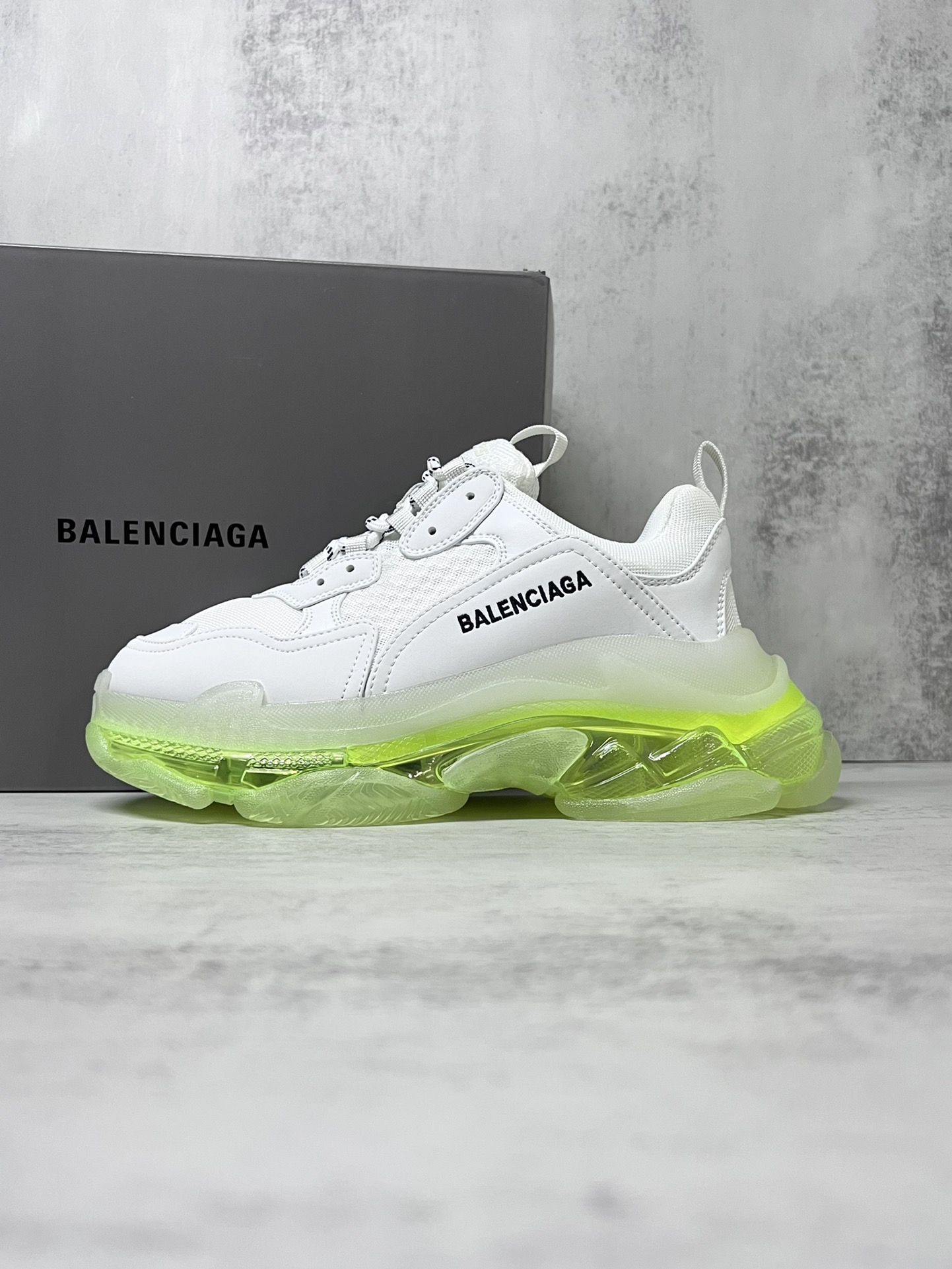 💰340 巴黎世家气垫底复古跑鞋 Balenciaga TriPle S 原鞋购入 可直观对比正品
材料： 原厂数据打造私模原档案开发 气垫TPU组合软底 釆购原厂进口头层皮 进口机电绣正确字体 侧边TPU透气孔匹配原版  “Balenciaga”大底LOGO立体感十足
尺码：36 37 38 39 40 41 42 43 44 45