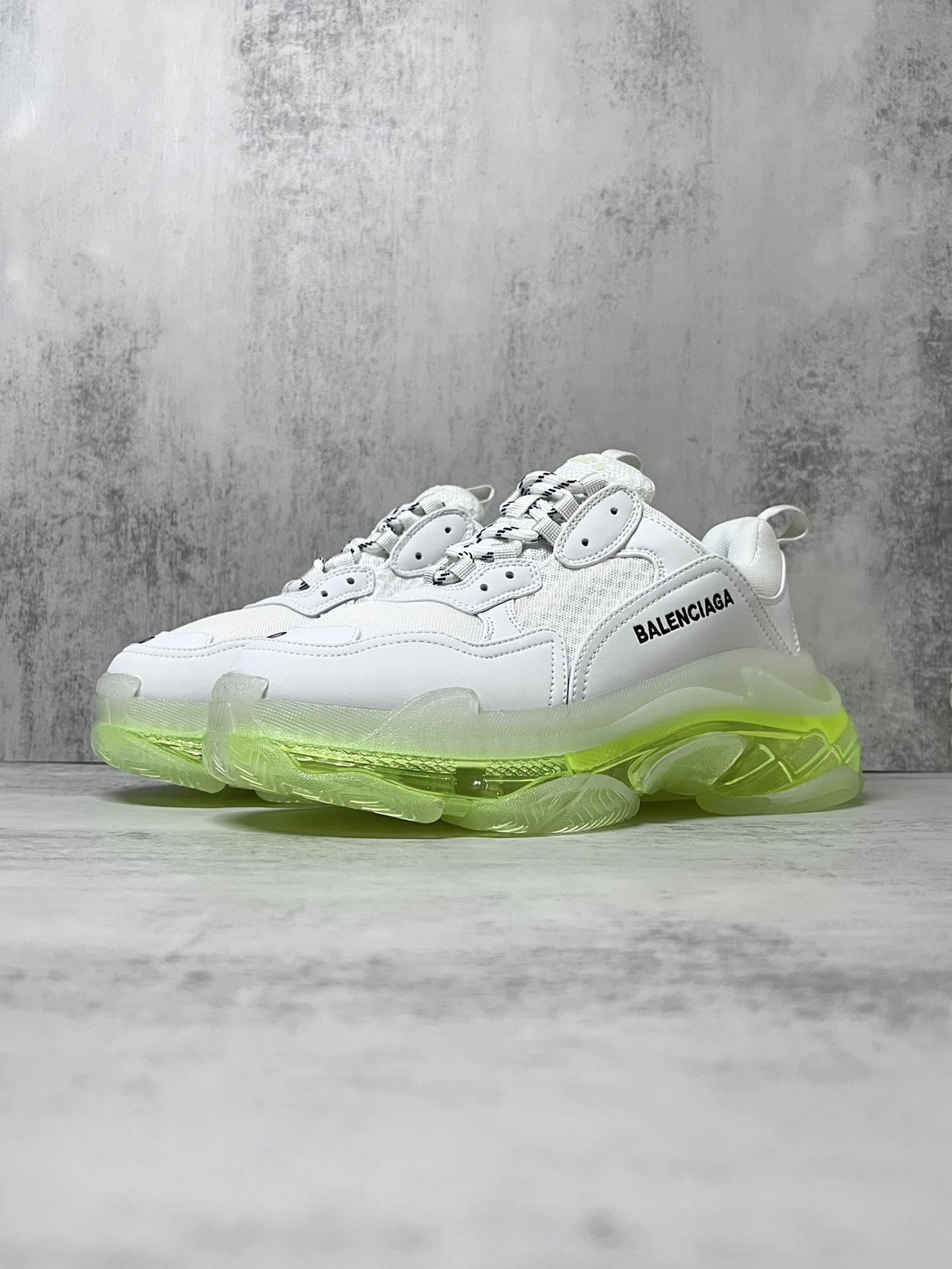 💰340 巴黎世家气垫底复古跑鞋 Balenciaga TriPle S 原鞋购入 可直观对比正品
材料： 原厂数据打造私模原档案开发 气垫TPU组合软底 釆购原厂进口头层皮 进口机电绣正确字体 侧边TPU透气孔匹配原版  “Balenciaga”大底LOGO立体感十足
尺码：36 37 38 39 40 41 42 43 44 45