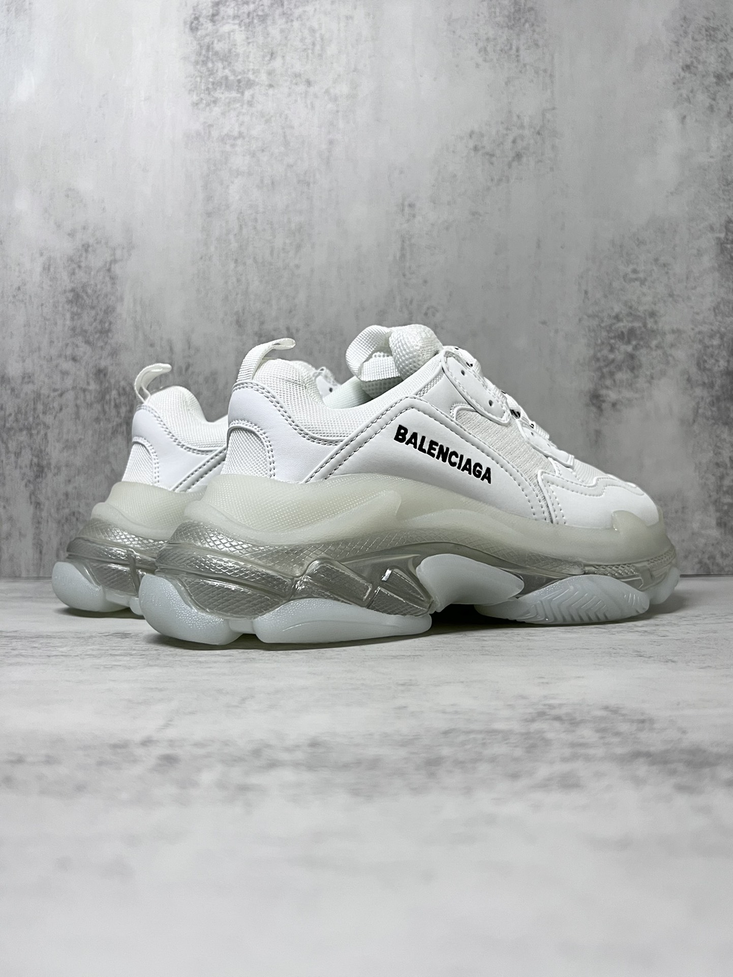 巴黎世家气垫底复古跑鞋 Balenciaga TriPle S 原鞋购入 可直观对比正品
材料：原厂数据打造私模原档案开发 气垫TPU组合软底 釆购原厂进口头层皮 进口机电绣正确字体 侧边TPU透气孔匹配原版  “Balenciaga”大底LOGO立体感十足
尺码：36 37 38 39 40 41 42 43 44 45