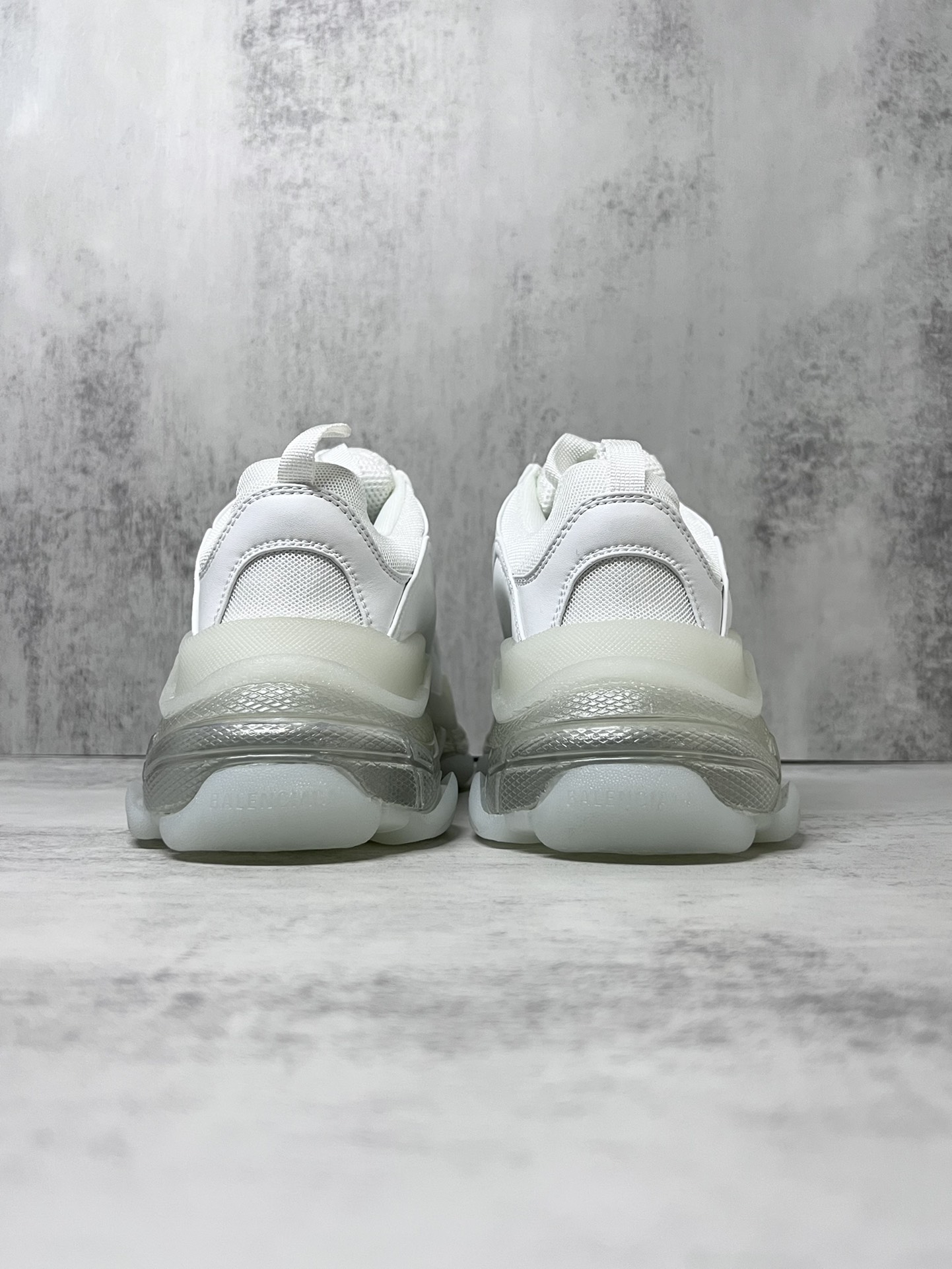 巴黎世家气垫底复古跑鞋 Balenciaga TriPle S 原鞋购入 可直观对比正品
材料：原厂数据打造私模原档案开发 气垫TPU组合软底 釆购原厂进口头层皮 进口机电绣正确字体 侧边TPU透气孔匹配原版  “Balenciaga”大底LOGO立体感十足
尺码：36 37 38 39 40 41 42 43 44 45