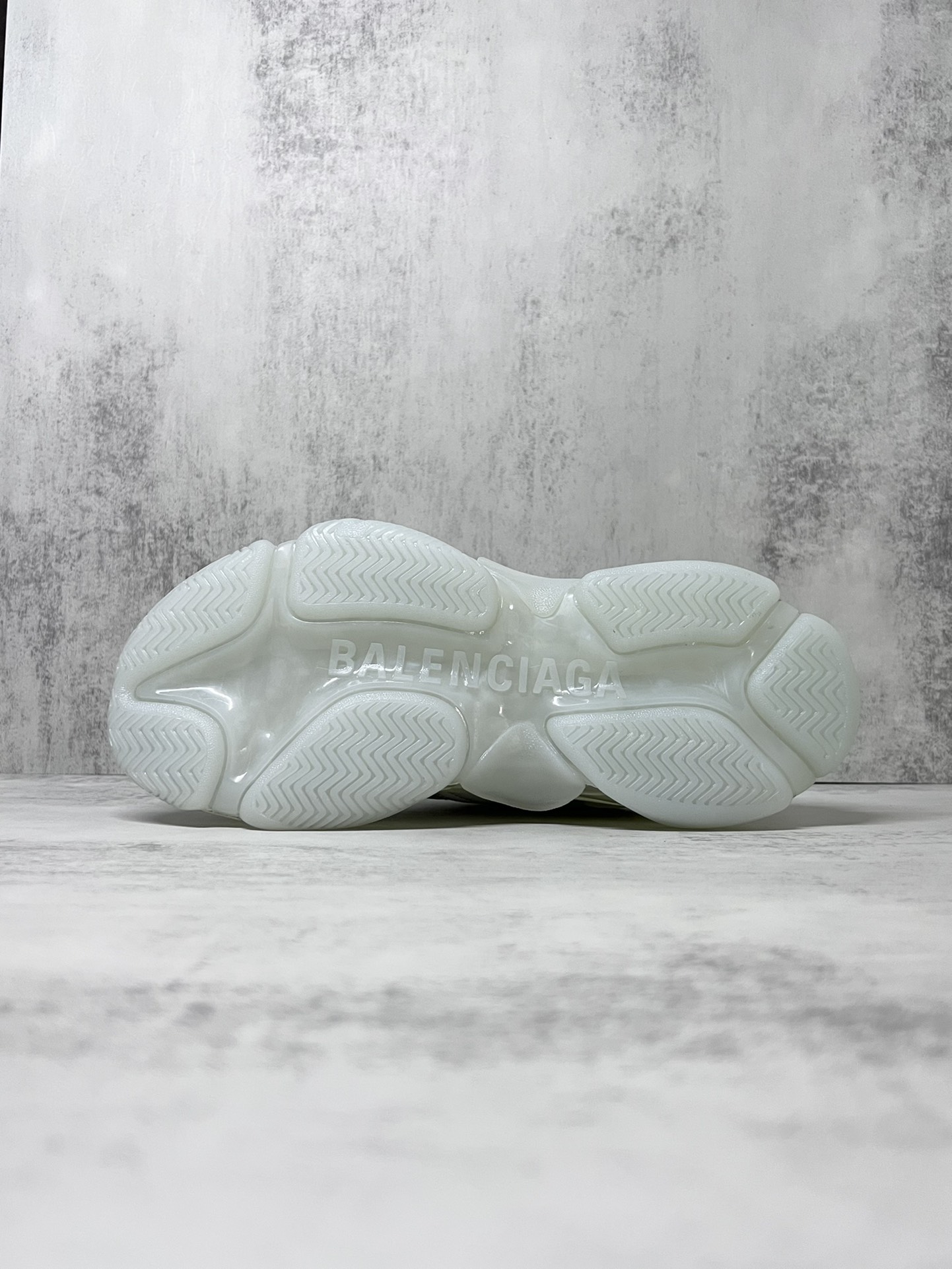 巴黎世家气垫底复古跑鞋 Balenciaga TriPle S 原鞋购入 可直观对比正品
材料：原厂数据打造私模原档案开发 气垫TPU组合软底 釆购原厂进口头层皮 进口机电绣正确字体 侧边TPU透气孔匹配原版  “Balenciaga”大底LOGO立体感十足
尺码：36 37 38 39 40 41 42 43 44 45