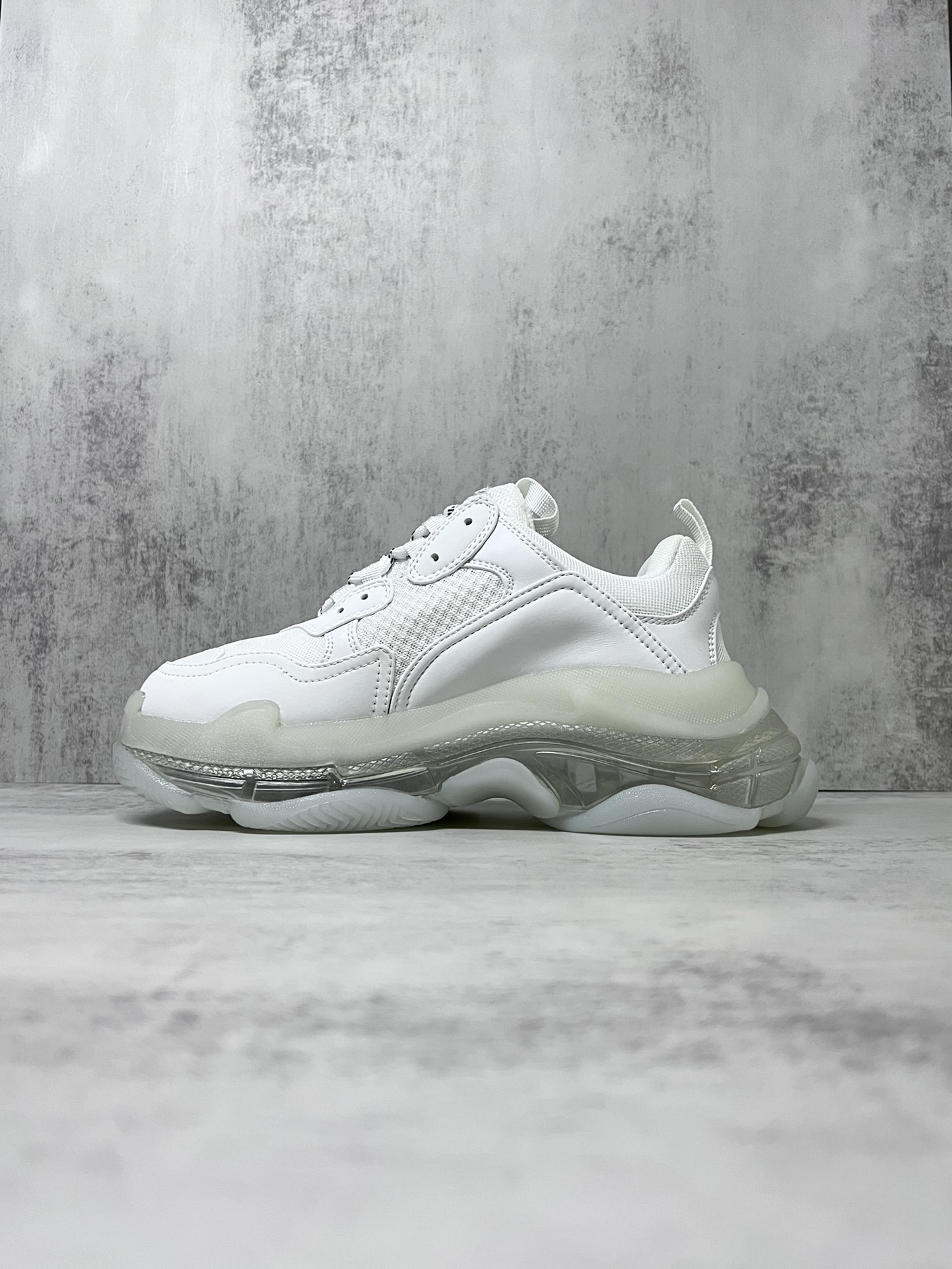 巴黎世家气垫底复古跑鞋 Balenciaga TriPle S 原鞋购入 可直观对比正品
材料：原厂数据打造私模原档案开发 气垫TPU组合软底 釆购原厂进口头层皮 进口机电绣正确字体 侧边TPU透气孔匹配原版  “Balenciaga”大底LOGO立体感十足
尺码：36 37 38 39 40 41 42 43 44 45
