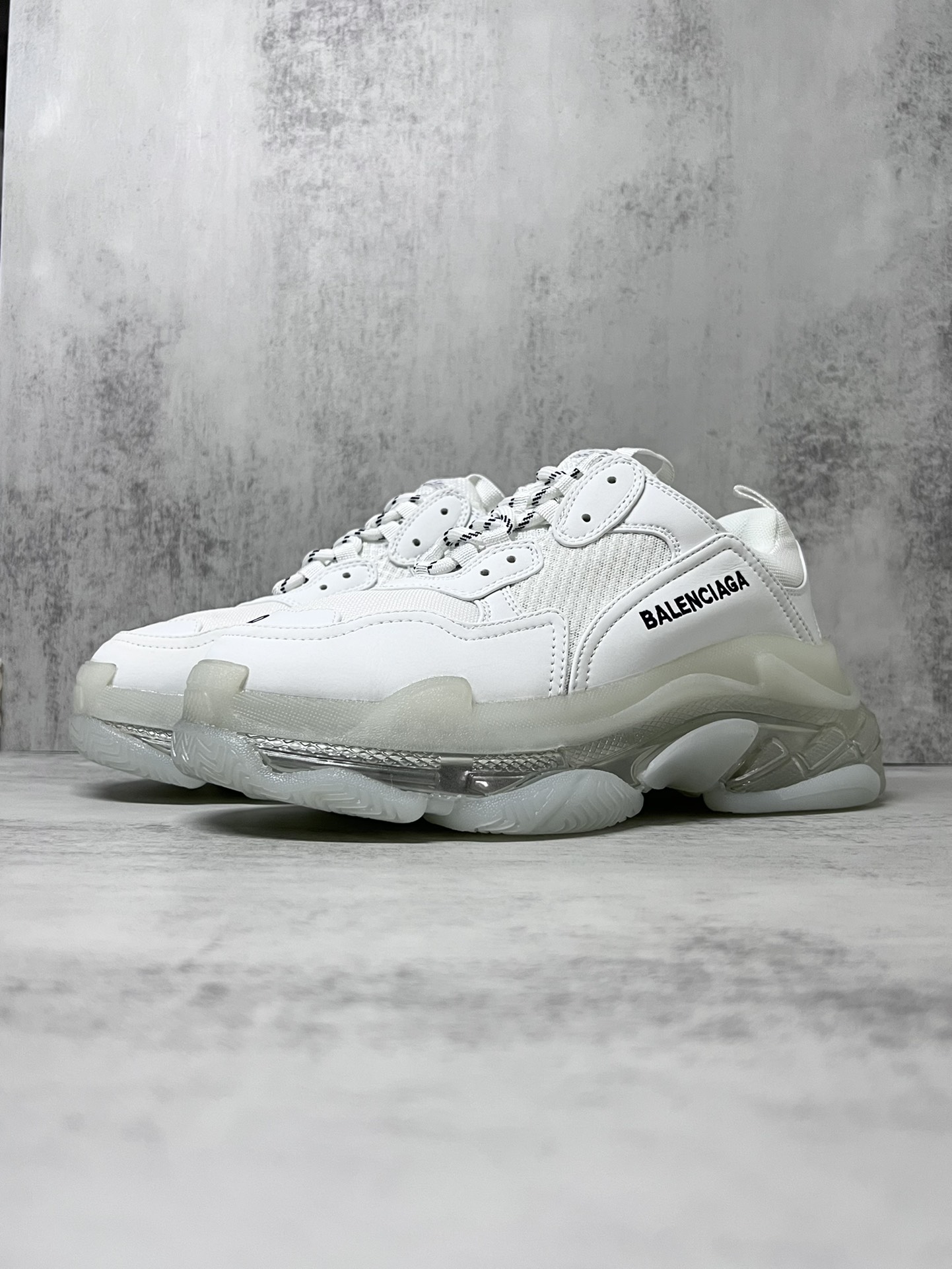 巴黎世家气垫底复古跑鞋 Balenciaga TriPle S 原鞋购入 可直观对比正品
材料：原厂数据打造私模原档案开发 气垫TPU组合软底 釆购原厂进口头层皮 进口机电绣正确字体 侧边TPU透气孔匹配原版  “Balenciaga”大底LOGO立体感十足
尺码：36 37 38 39 40 41 42 43 44 45
