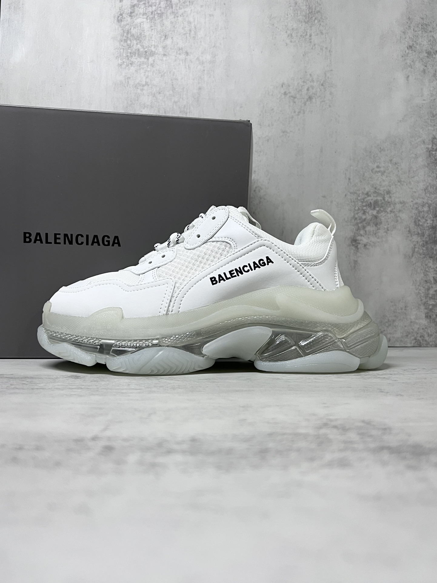 巴黎世家气垫底复古跑鞋 Balenciaga TriPle S 原鞋购入 可直观对比正品
材料：原厂数据打造私模原档案开发 气垫TPU组合软底 釆购原厂进口头层皮 进口机电绣正确字体 侧边TPU透气孔匹配原版  “Balenciaga”大底LOGO立体感十足
尺码：36 37 38 39 40 41 42 43 44 45