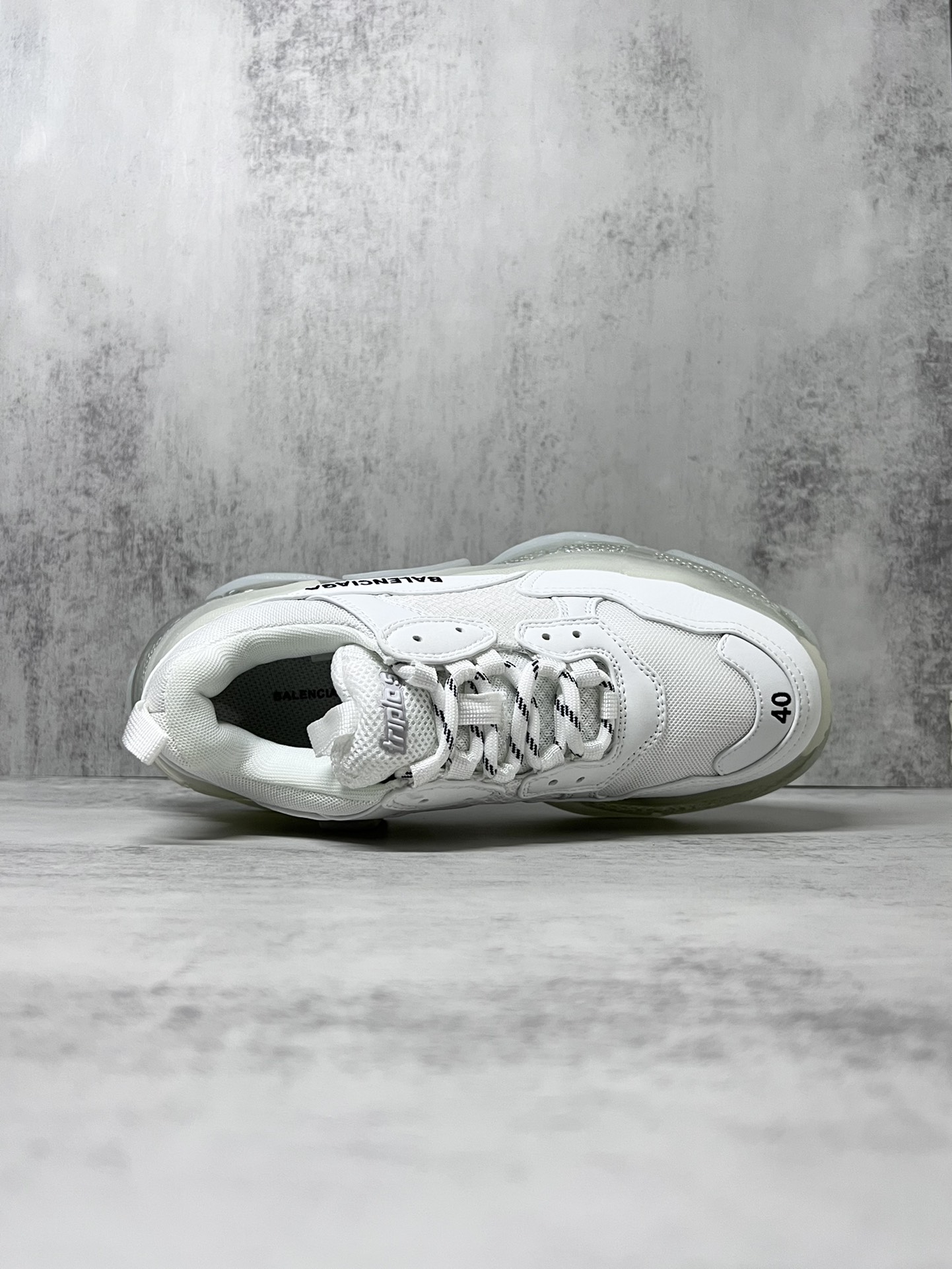 巴黎世家气垫底复古跑鞋 Balenciaga TriPle S 原鞋购入 可直观对比正品
材料：原厂数据打造私模原档案开发 气垫TPU组合软底 釆购原厂进口头层皮 进口机电绣正确字体 侧边TPU透气孔匹配原版  “Balenciaga”大底LOGO立体感十足
尺码：36 37 38 39 40 41 42 43 44 45