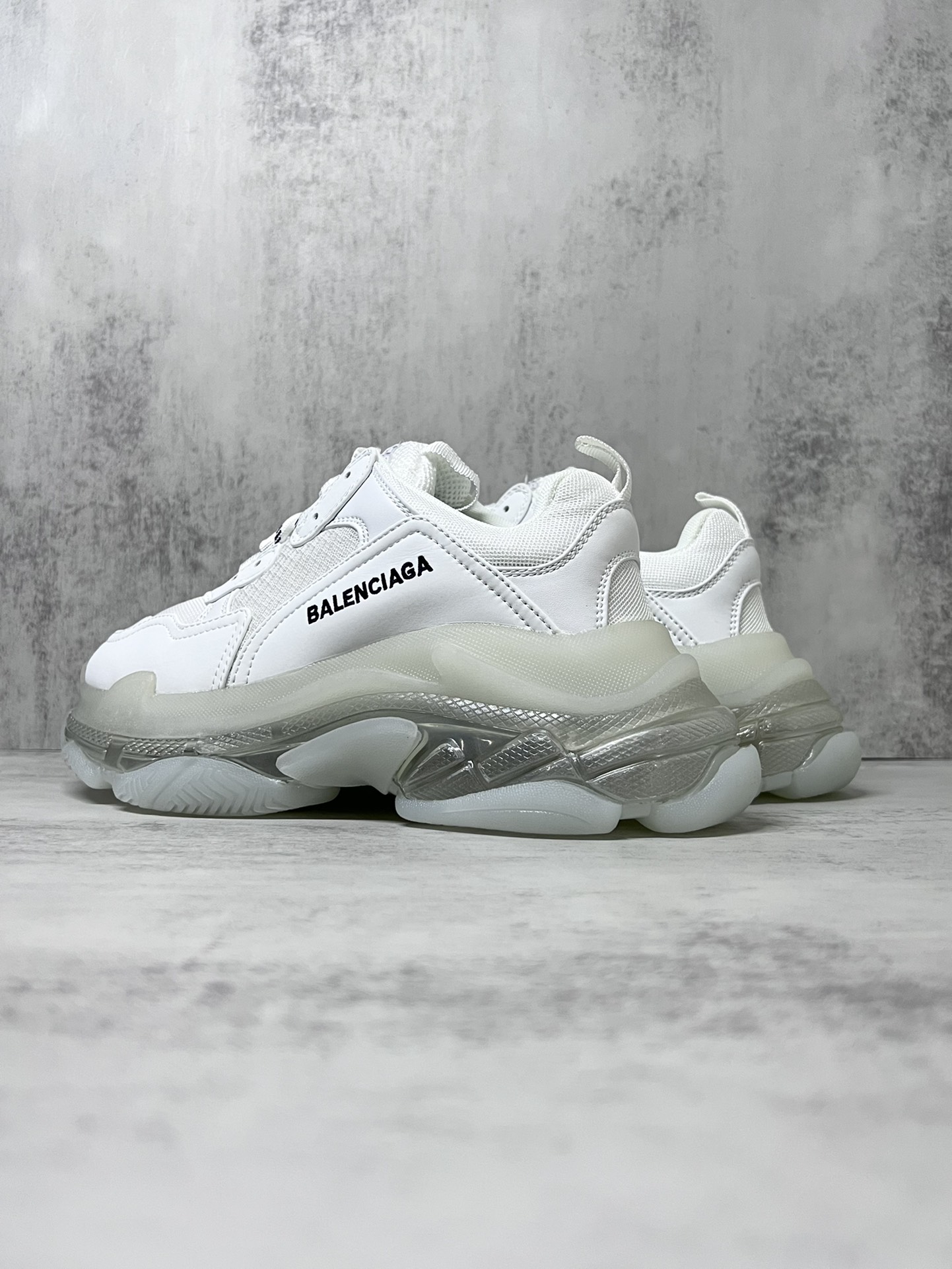 巴黎世家气垫底复古跑鞋 Balenciaga TriPle S 原鞋购入 可直观对比正品
材料：原厂数据打造私模原档案开发 气垫TPU组合软底 釆购原厂进口头层皮 进口机电绣正确字体 侧边TPU透气孔匹配原版  “Balenciaga”大底LOGO立体感十足
尺码：36 37 38 39 40 41 42 43 44 45