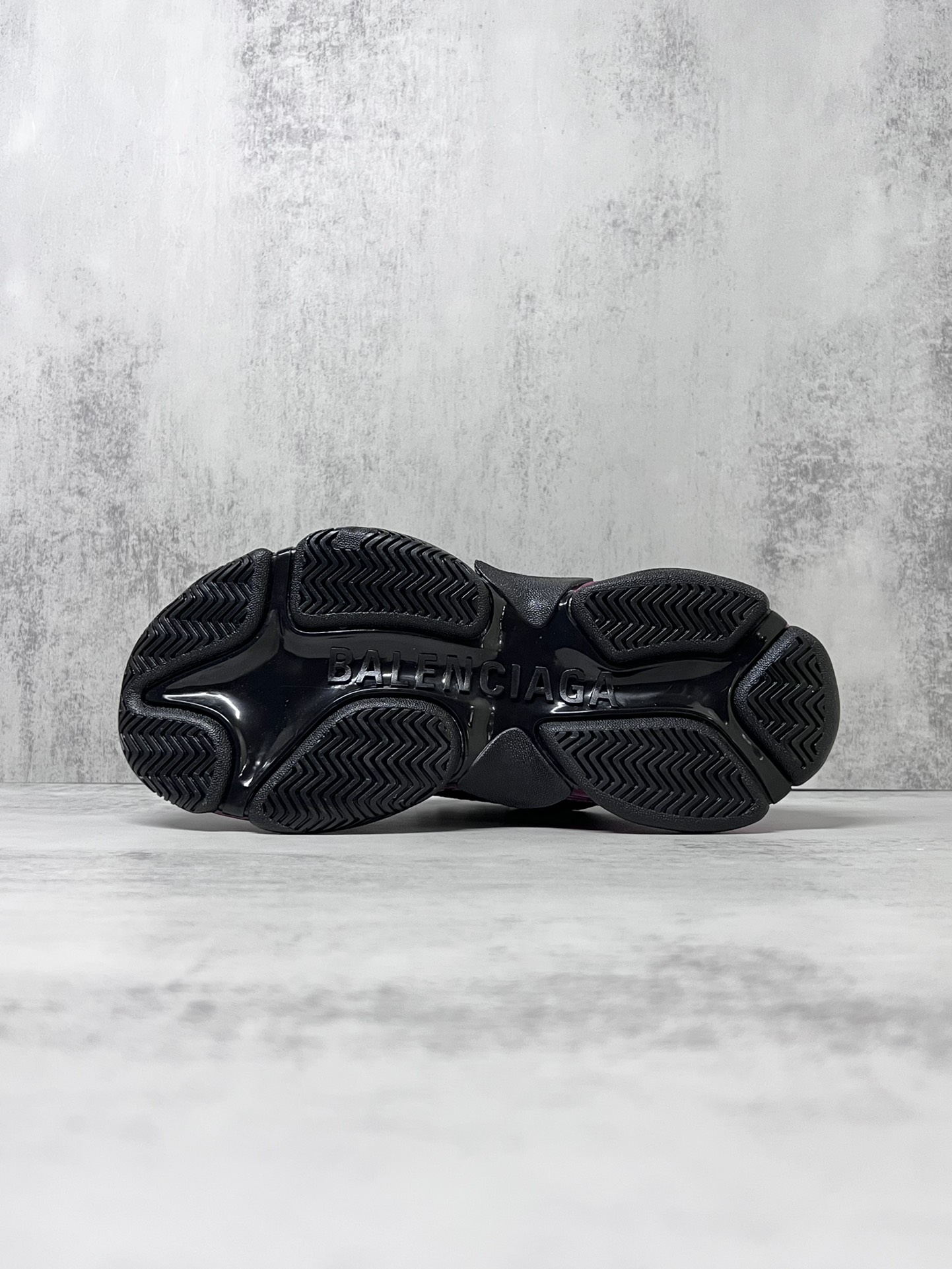 💰360
巴黎世家气垫底复古跑鞋 Balenciaga TriPle S 原鞋购入 可直观对比正品
材料：原厂数据打造私模原档案开发 气垫TPU组合软底 釆购原厂进口头层皮 进口机电绣正确字体 侧边TPU透气孔匹配原版  “Balenciaga”大底LOGO立体感十足
尺码：36 37 38 39 40 41 42 43 44 45