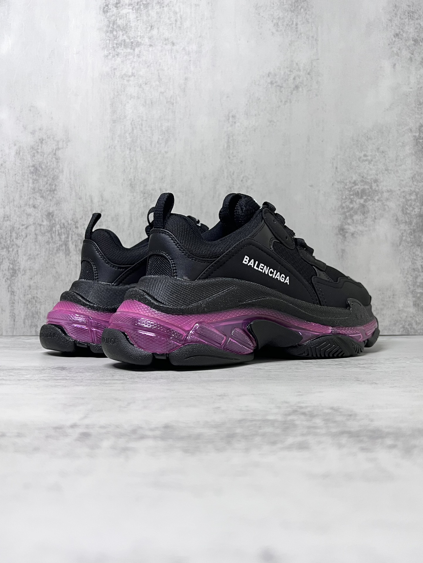 💰360
巴黎世家气垫底复古跑鞋 Balenciaga TriPle S 原鞋购入 可直观对比正品
材料：原厂数据打造私模原档案开发 气垫TPU组合软底 釆购原厂进口头层皮 进口机电绣正确字体 侧边TPU透气孔匹配原版  “Balenciaga”大底LOGO立体感十足
尺码：36 37 38 39 40 41 42 43 44 45