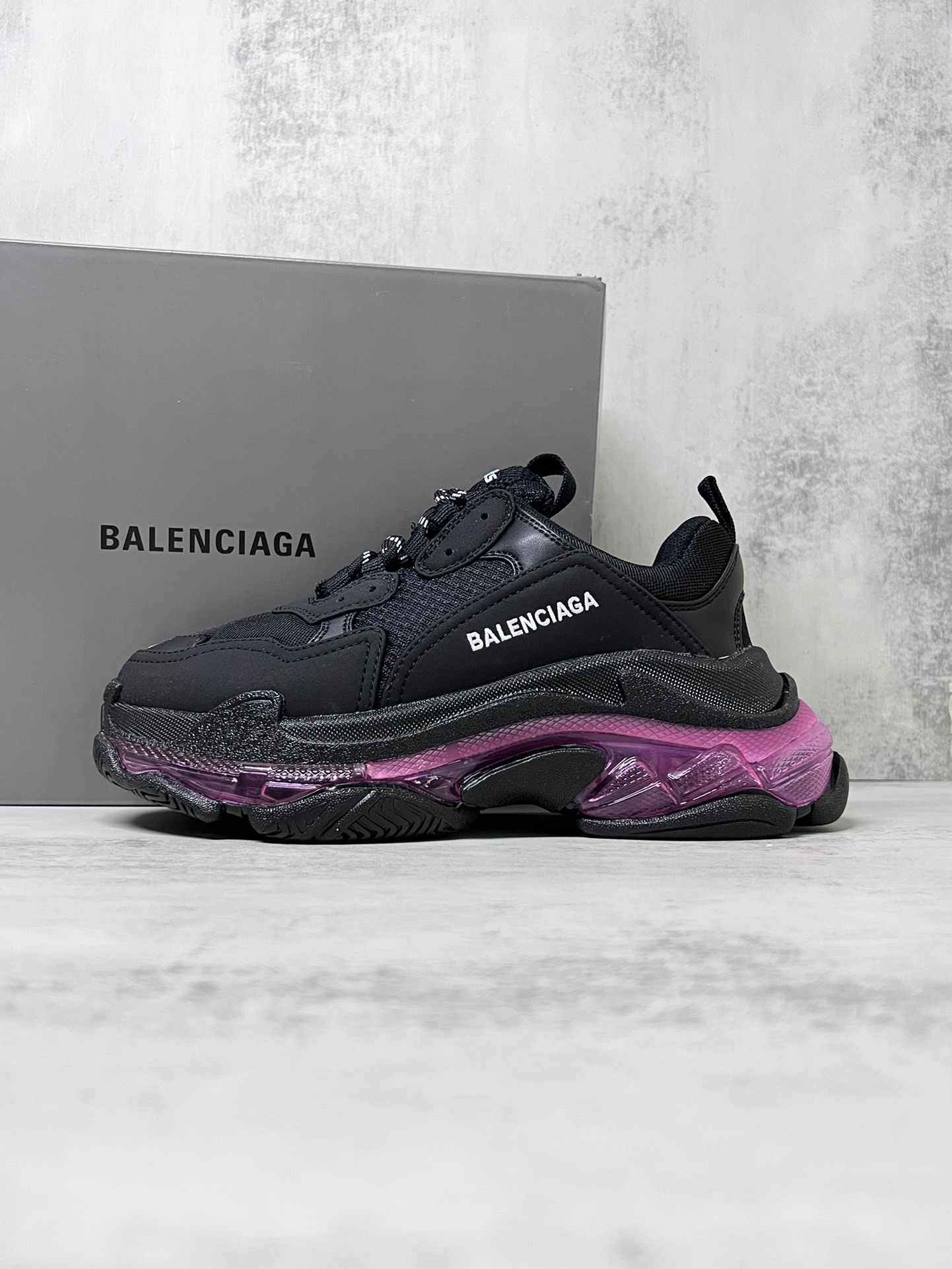 💰360
巴黎世家气垫底复古跑鞋 Balenciaga TriPle S 原鞋购入 可直观对比正品
材料：原厂数据打造私模原档案开发 气垫TPU组合软底 釆购原厂进口头层皮 进口机电绣正确字体 侧边TPU透气孔匹配原版  “Balenciaga”大底LOGO立体感十足
尺码：36 37 38 39 40 41 42 43 44 45