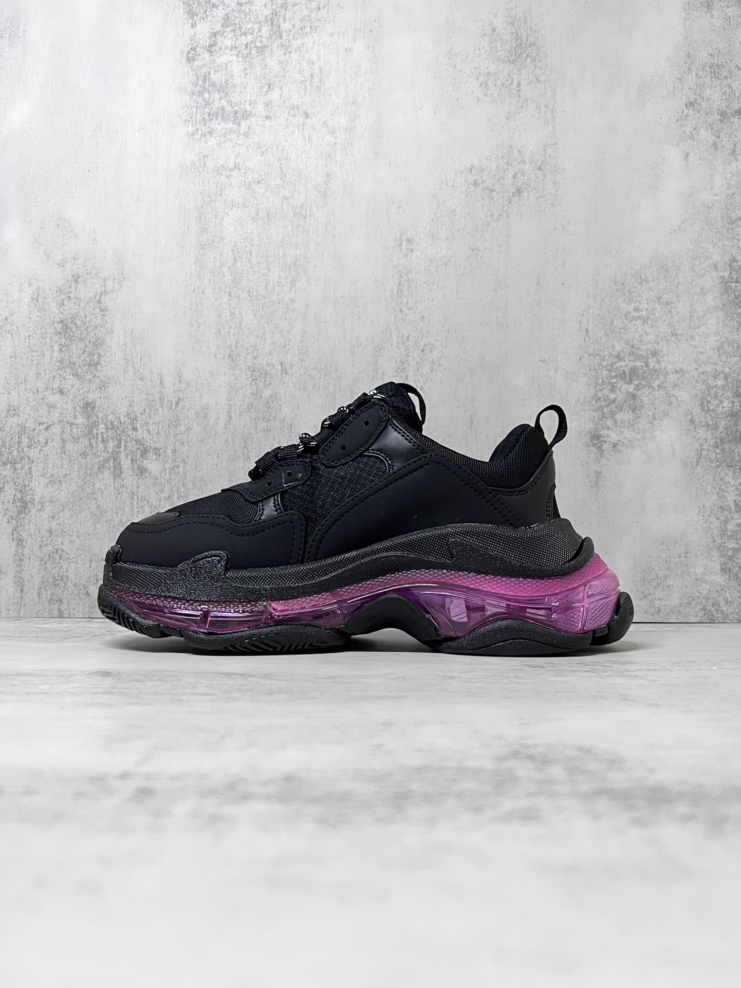 💰360
巴黎世家气垫底复古跑鞋 Balenciaga TriPle S 原鞋购入 可直观对比正品
材料：原厂数据打造私模原档案开发 气垫TPU组合软底 釆购原厂进口头层皮 进口机电绣正确字体 侧边TPU透气孔匹配原版  “Balenciaga”大底LOGO立体感十足
尺码：36 37 38 39 40 41 42 43 44 45