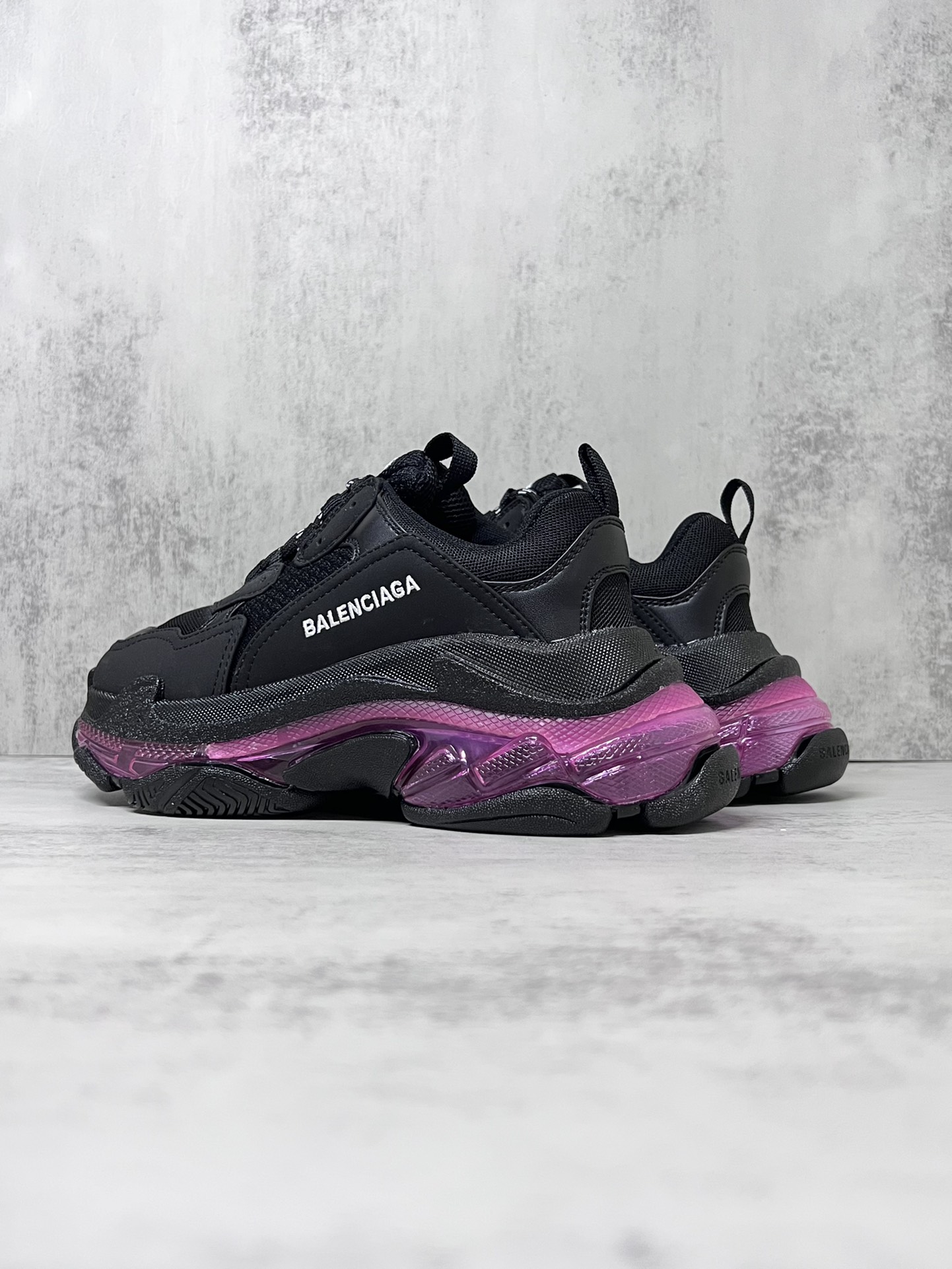 💰360
巴黎世家气垫底复古跑鞋 Balenciaga TriPle S 原鞋购入 可直观对比正品
材料：原厂数据打造私模原档案开发 气垫TPU组合软底 釆购原厂进口头层皮 进口机电绣正确字体 侧边TPU透气孔匹配原版  “Balenciaga”大底LOGO立体感十足
尺码：36 37 38 39 40 41 42 43 44 45