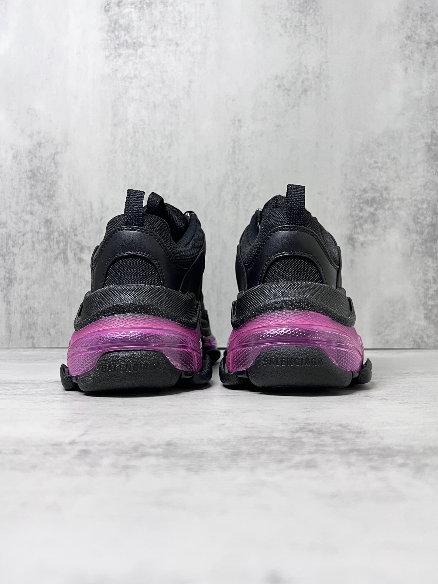 💰360
巴黎世家气垫底复古跑鞋 Balenciaga TriPle S 原鞋购入 可直观对比正品
材料：原厂数据打造私模原档案开发 气垫TPU组合软底 釆购原厂进口头层皮 进口机电绣正确字体 侧边TPU透气孔匹配原版  “Balenciaga”大底LOGO立体感十足
尺码：36 37 38 39 40 41 42 43 44 45