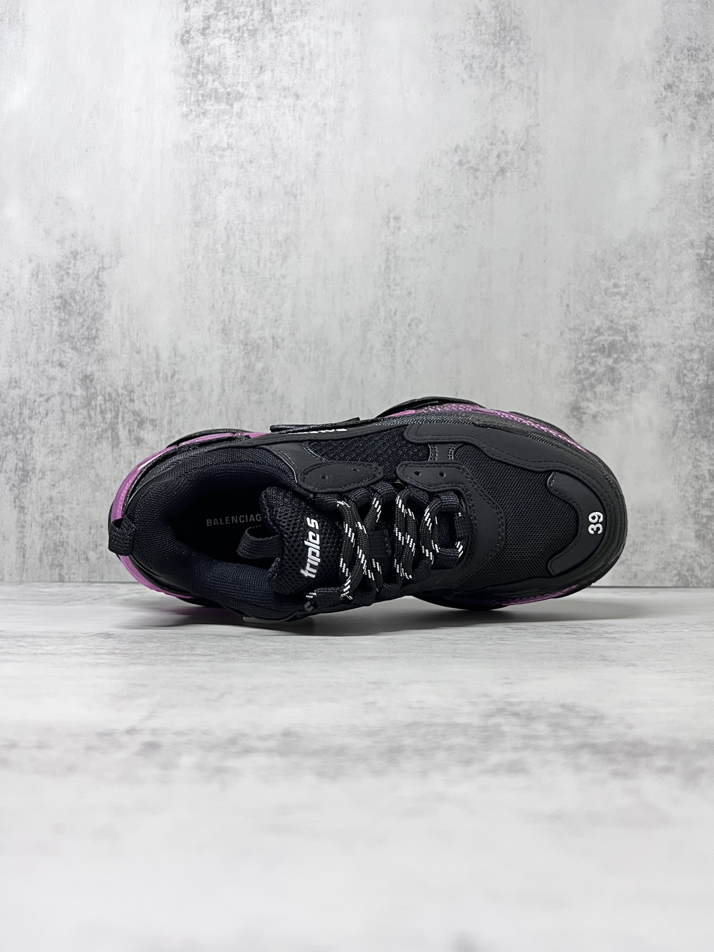 💰360
巴黎世家气垫底复古跑鞋 Balenciaga TriPle S 原鞋购入 可直观对比正品
材料：原厂数据打造私模原档案开发 气垫TPU组合软底 釆购原厂进口头层皮 进口机电绣正确字体 侧边TPU透气孔匹配原版  “Balenciaga”大底LOGO立体感十足
尺码：36 37 38 39 40 41 42 43 44 45